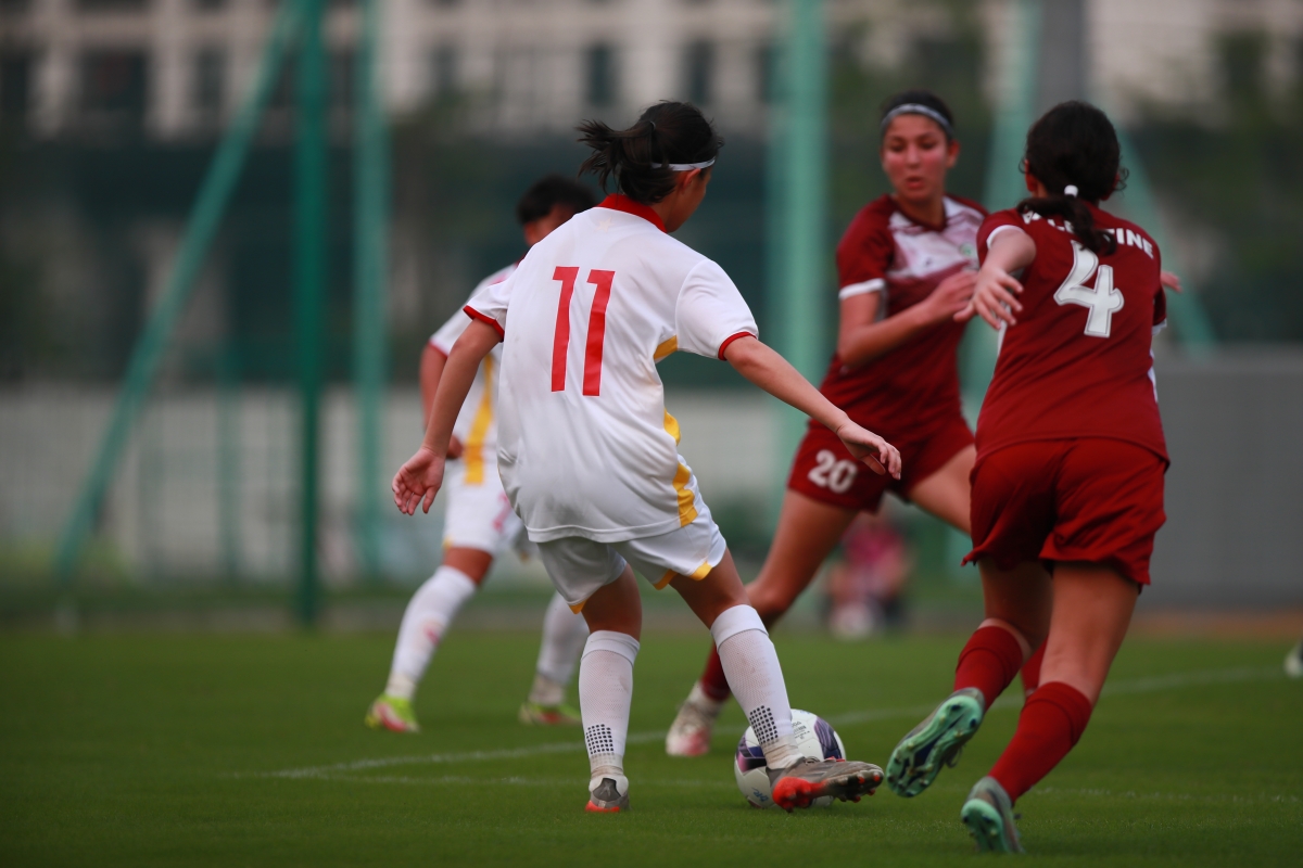 Với trình độ vượt trội, các cầu thủ nữ U17 Việt Nam dễ dàng kiểm soát thế trận