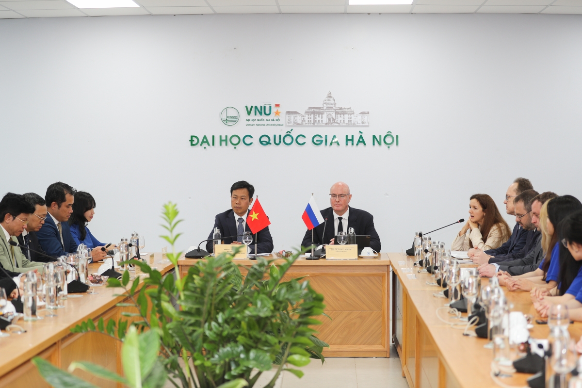 Phó Thủ tướng Liên bang Nga D.N. Chernyshenko thăm ĐHQG Hà Nội                                  