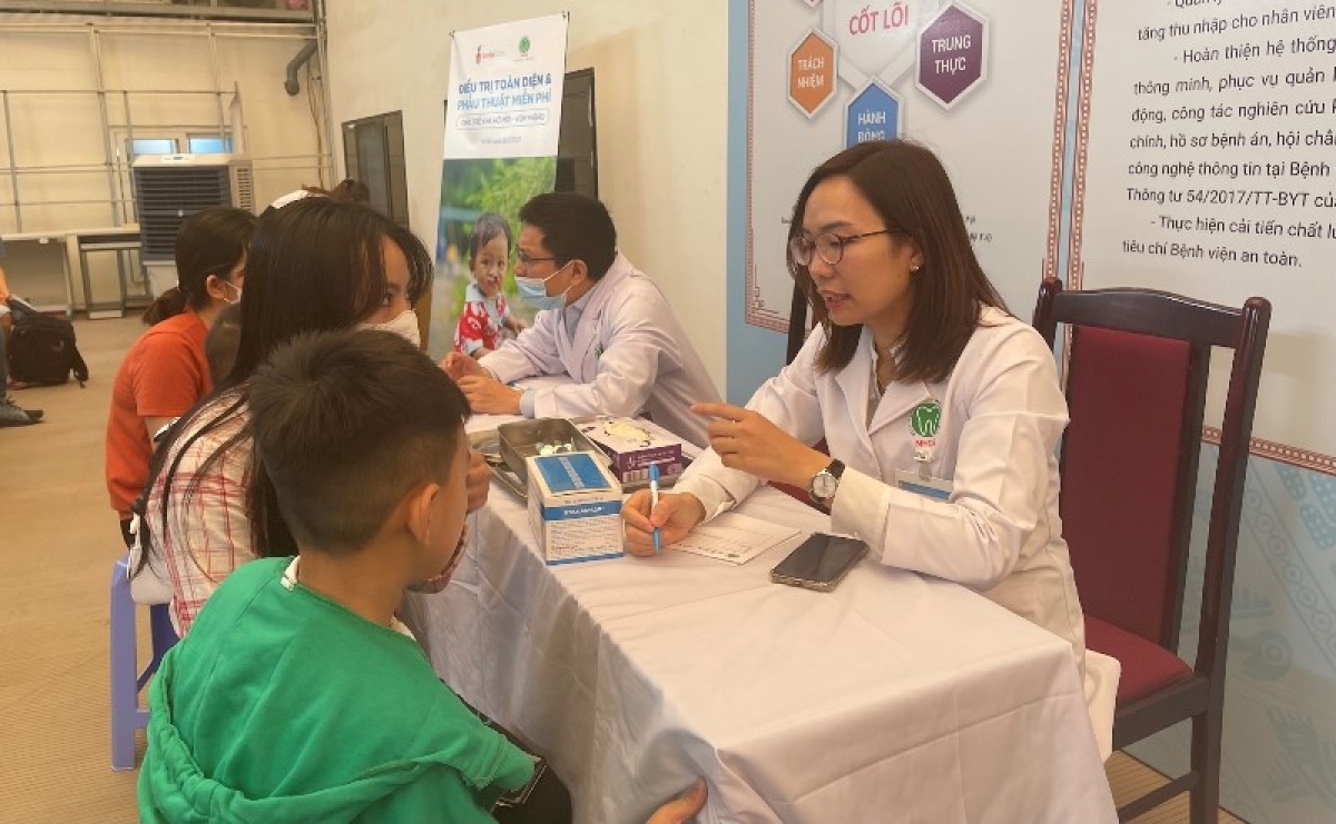BS Hoàng Thị Hương khám và tư vấn cho các cha mẹ có con bị dị tật khe hở môi - vòm miệng