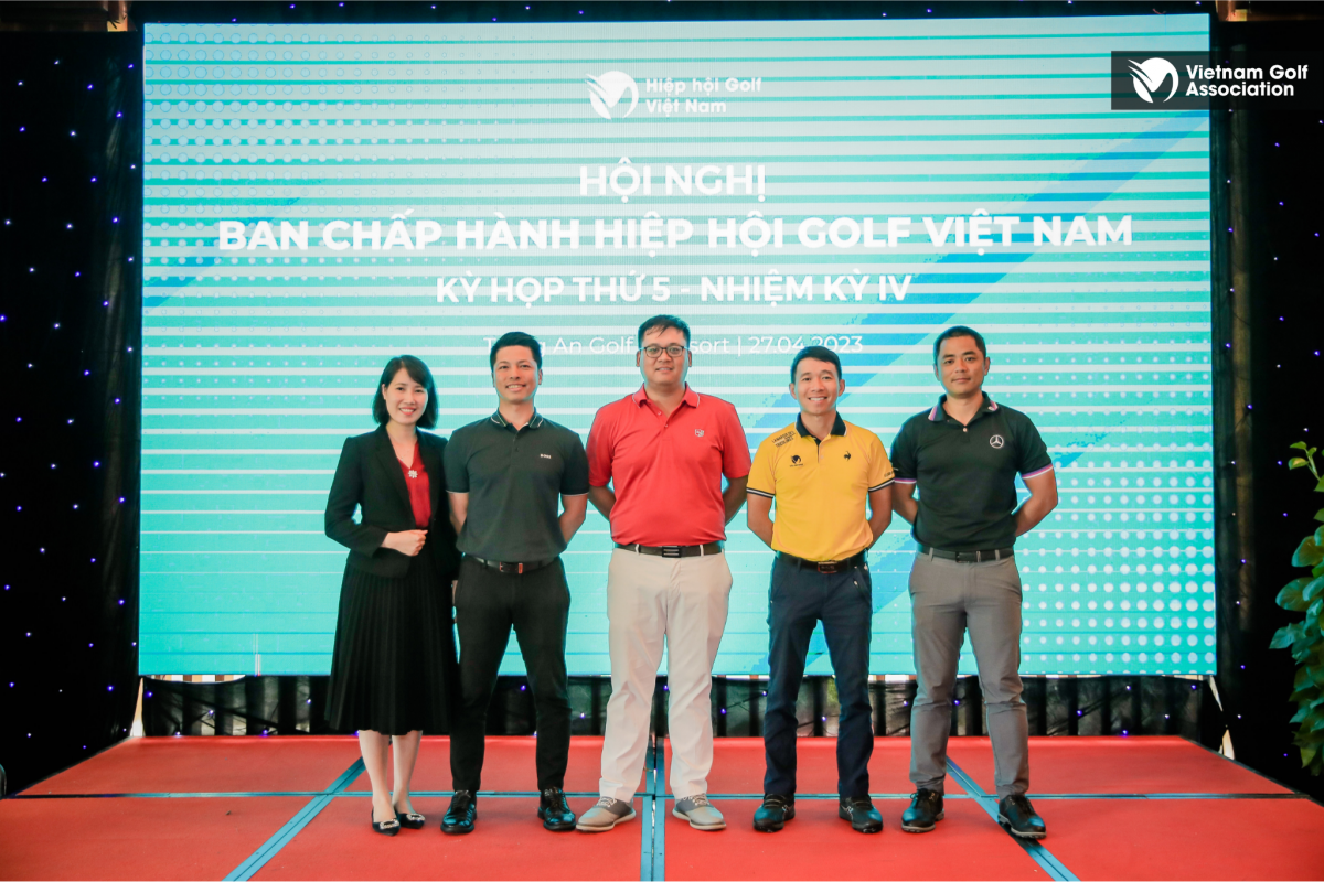 Ông Vũ Nguyên (giữa) trở thành tân Tổng thư ký Hiệp hội golf Việt Nam