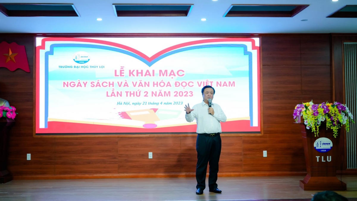 Đồng chí Lê Minh Hoan - Ủy viên Ban chấp hành Trung ương Đảng khóa XIII, Bộ trưởng Bộ Nông nghiệp và Phát triển Nông thôn chia sẻ tại Ngày sách và Văn hóa đọc Việt Nam