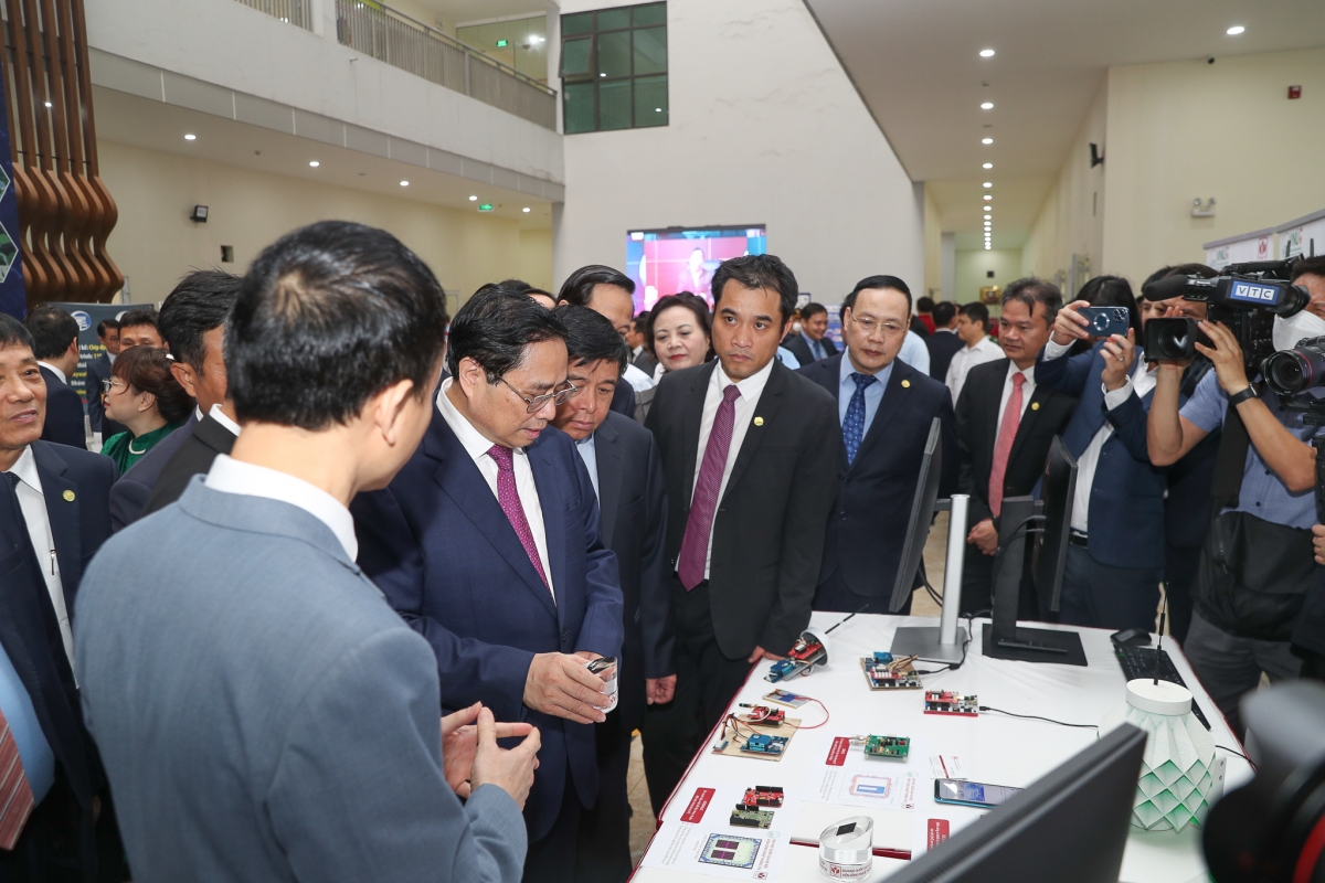 Thủ tướng Chính phủ Phạm Minh Chính tham quan triển lãm công nghệ của các trường ĐH thành viên  ĐHQGHN
