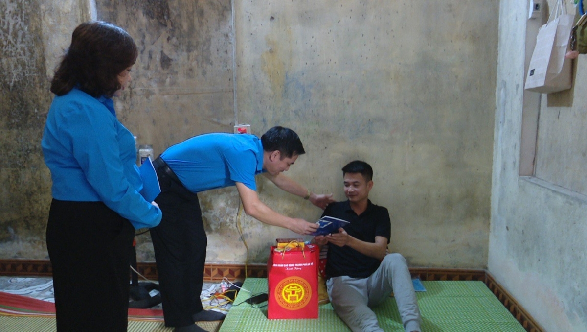 Phó Chủ tịch Liên đoàn Lao động Thành phố Lê Đình Hùng trao quà tặng công nhân bị tai nạn lao động Đàm Quang Huân.