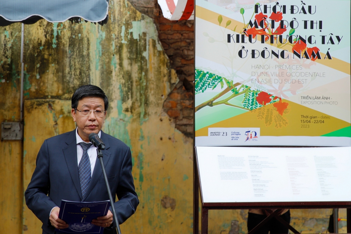 Ông Dương Đức Tuấn, Phó Chủ tịch UBND TP Hà Nội phát biểu tại lễ khai mạc trưng bày ảnh “Hà Nội - Khởi đầu một đô thị kiểu phương Tây ở Đông Nam Á”. Ảnh: BTC cung cấp
