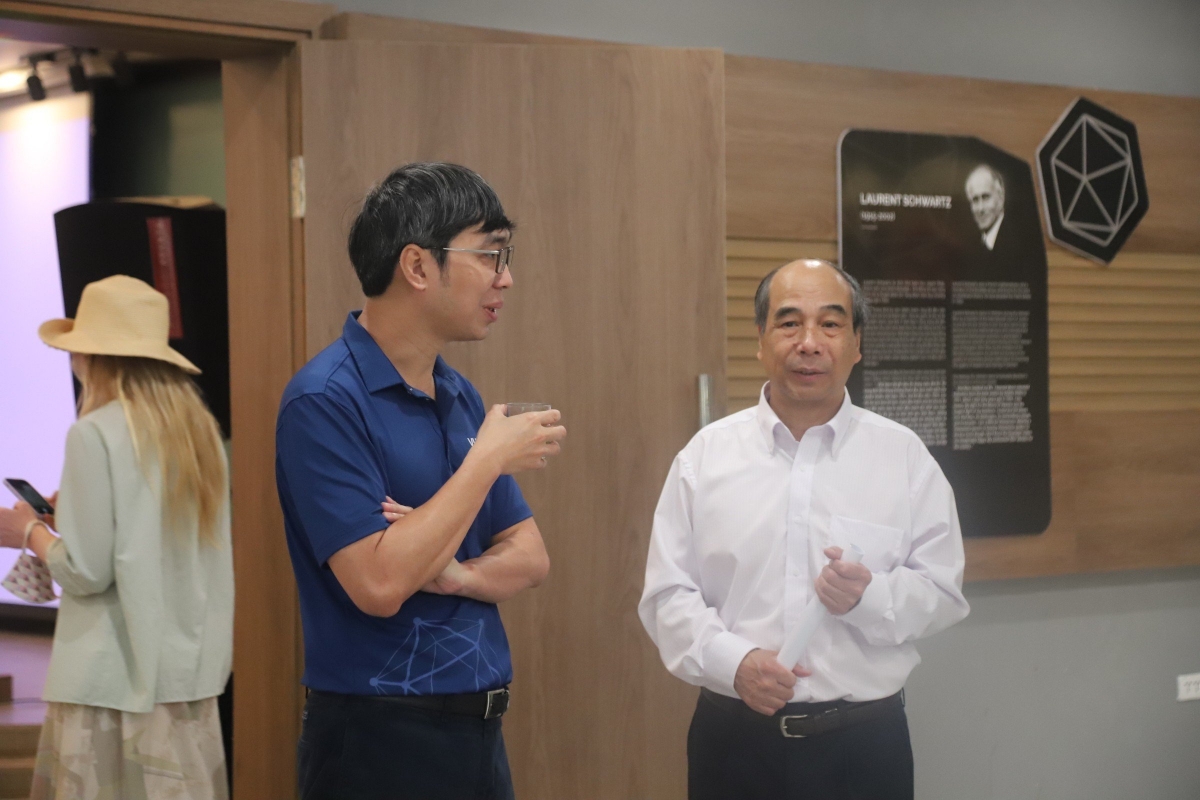 GS Hồ Tú Bảo (đứng bên phải) chuyên gia AI và TS Lê Minh Hà - Giám đốc điều hành Viện NCCC về toán 