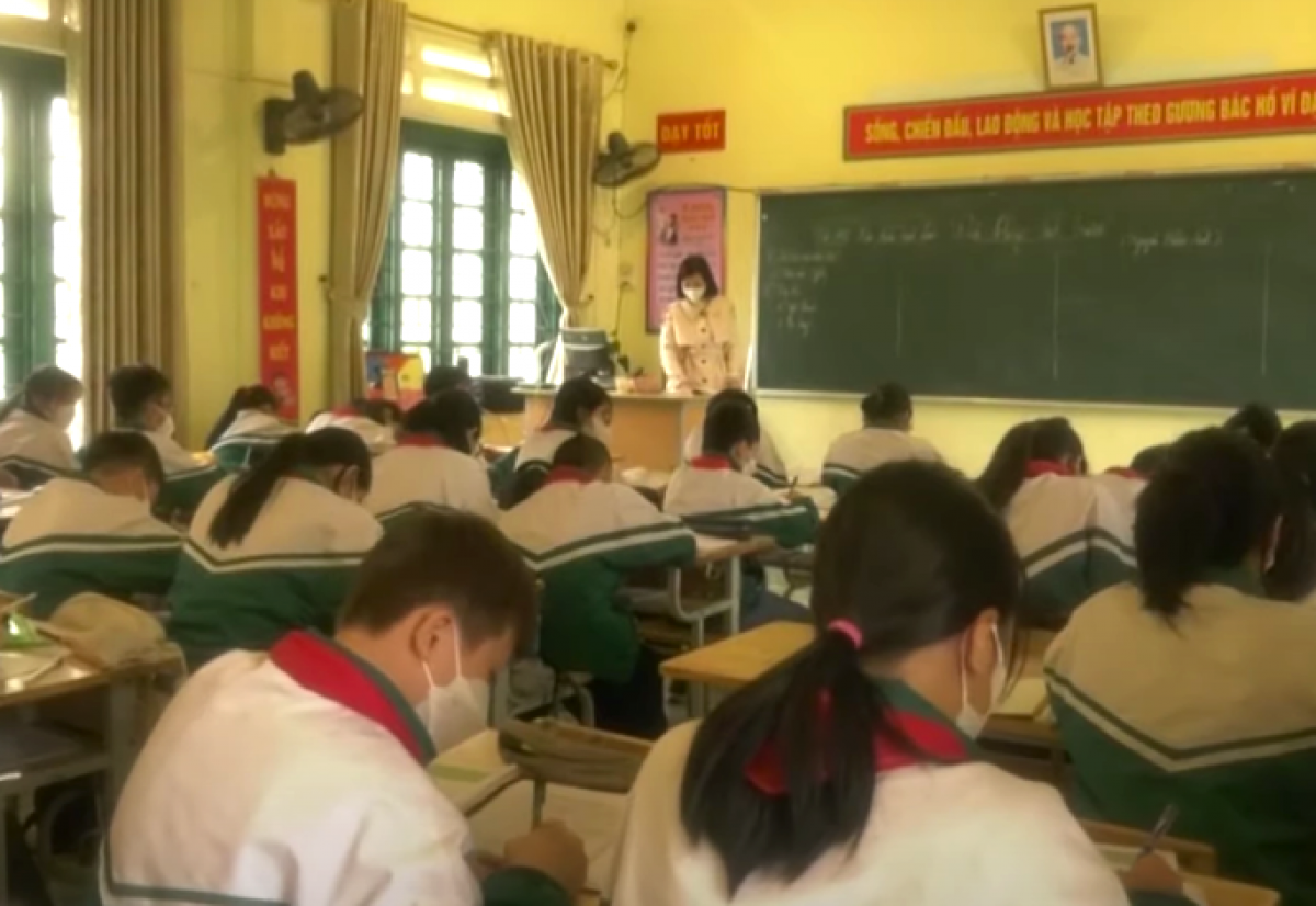 Học sinh trường THCS thị trấn Khánh Yên đã trở lại học tập ổn định và phải thực hiện đầy đủ các biện pháp phòng, chống dịch Covid-19