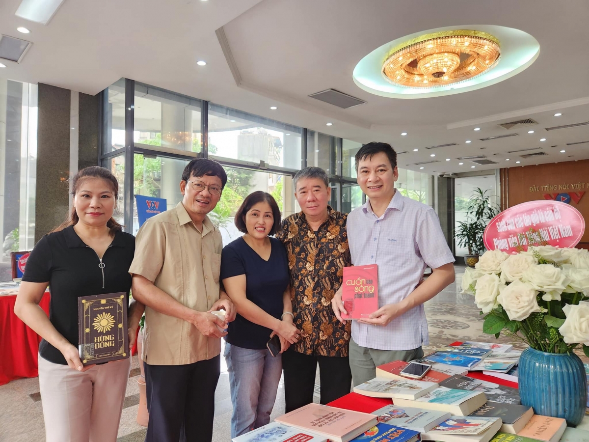 Nhà báo Đồng Mạnh Hùng - Trưởng ban Thư ký Biên tập (ngoài cùng bên phải) và các cán bộ Đài TNVN tại gian trưng bày sách