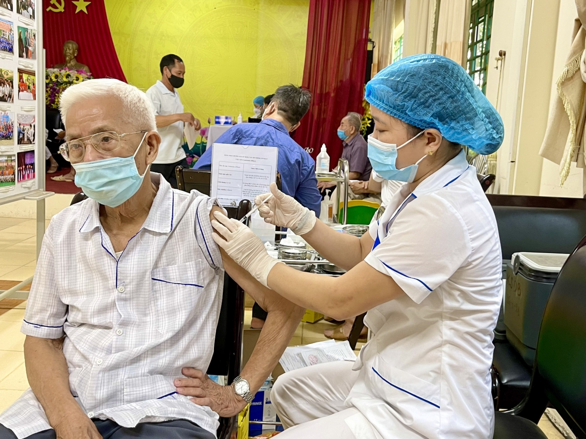 Ngày 18/4, Hà Nội vừa phân bổ gần 18.000 liều vaccine AstraZeneca.