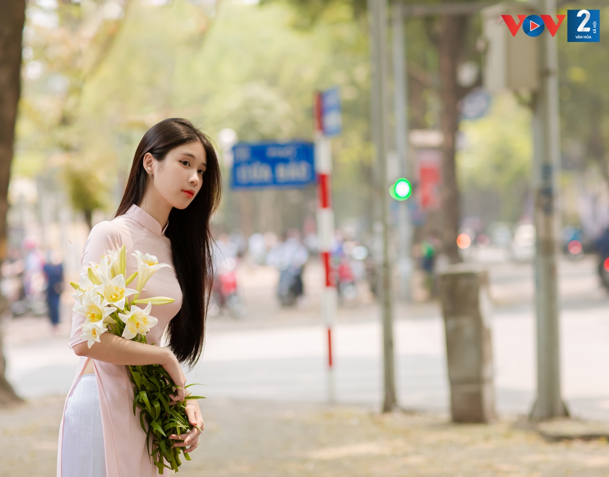 Nguyễn Linh Nhi (16 tuổi) học sinh lớp 10 trường THPT Hoàng Cầu chia sẻ: “Em thích chụp ảnh và đặc biệt thích tạo dáng mỗi mùa hoa loa kèn, loài hoa đặc trưng của Hà Nội nở dịp tháng Tư”.