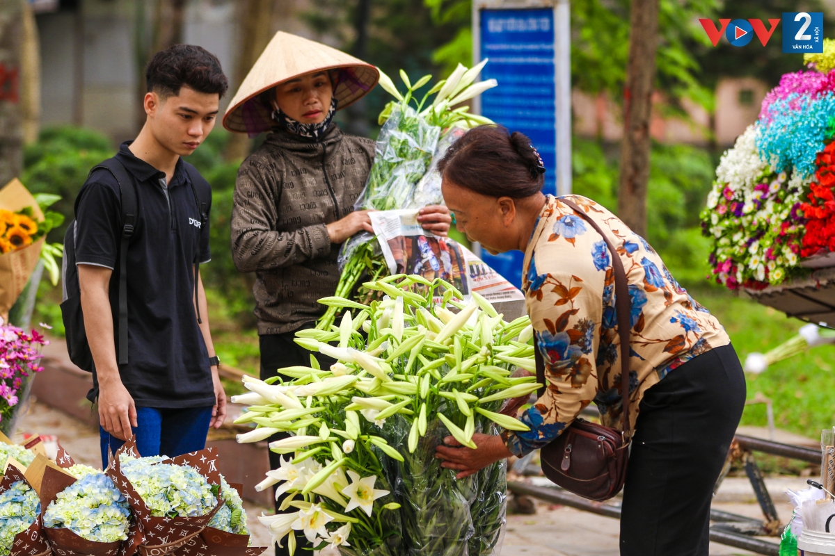 Hoa loa kèn còn có tên gọi khác là hoa bách hợp, hoa huệ tây. Đây vốn là loài hoa đặc trưng của Hà Nội, được nhiều người ưa chuộng. Nhiều du khách thập phương khi tới Thủ đô công tác hay du lịch, cũng tìm mua bằng được bó loa kèn.