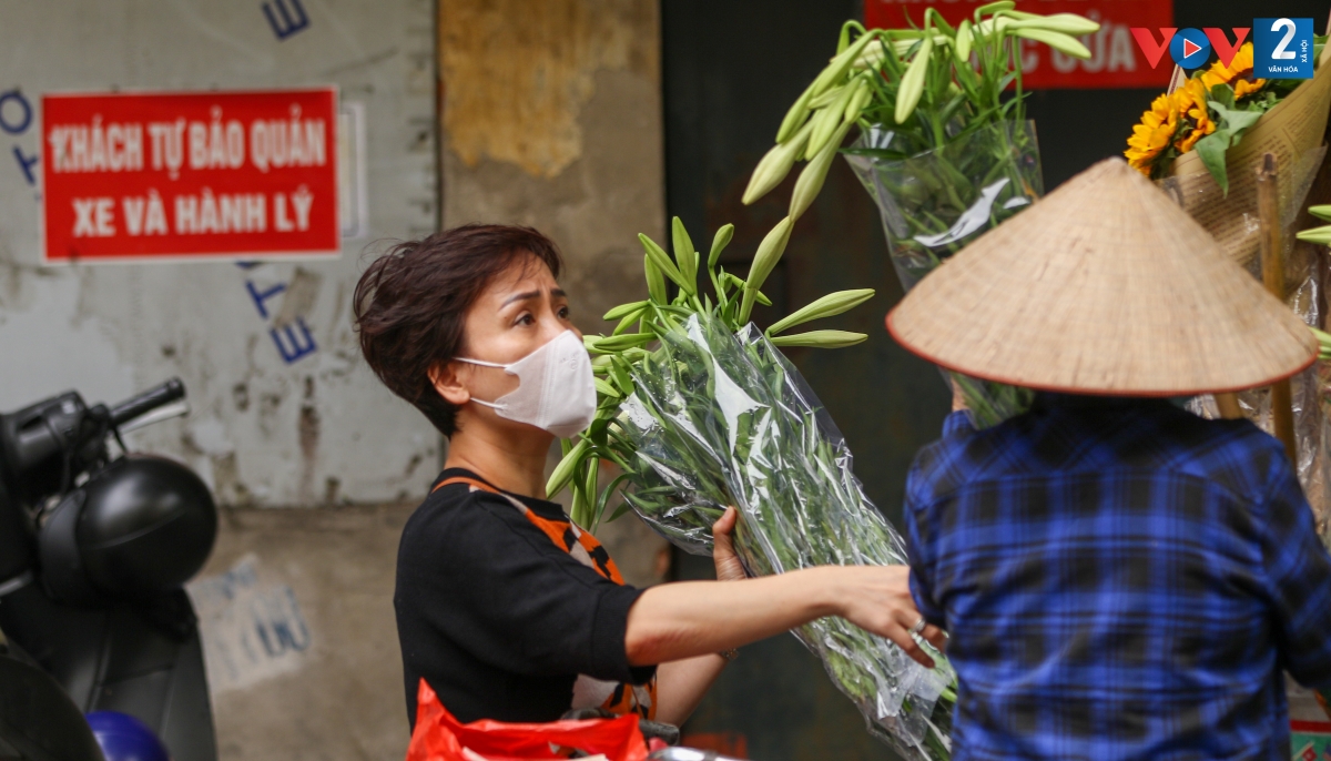 Các tiểu thương bán hoa tại phố Phan Đình Phùng (quận Ba Đình) cho biết, mọi năm vào đầu vụ, giá hoa loa kèn thường khá cao, sau đó mới giảm dần. Tuy nhiên, năm nay giá hoa loa kèn đầu vụ đã ở mức phải chăng dao động từ 35.000 đồng - 50.000 đồng/bó 10 bông.