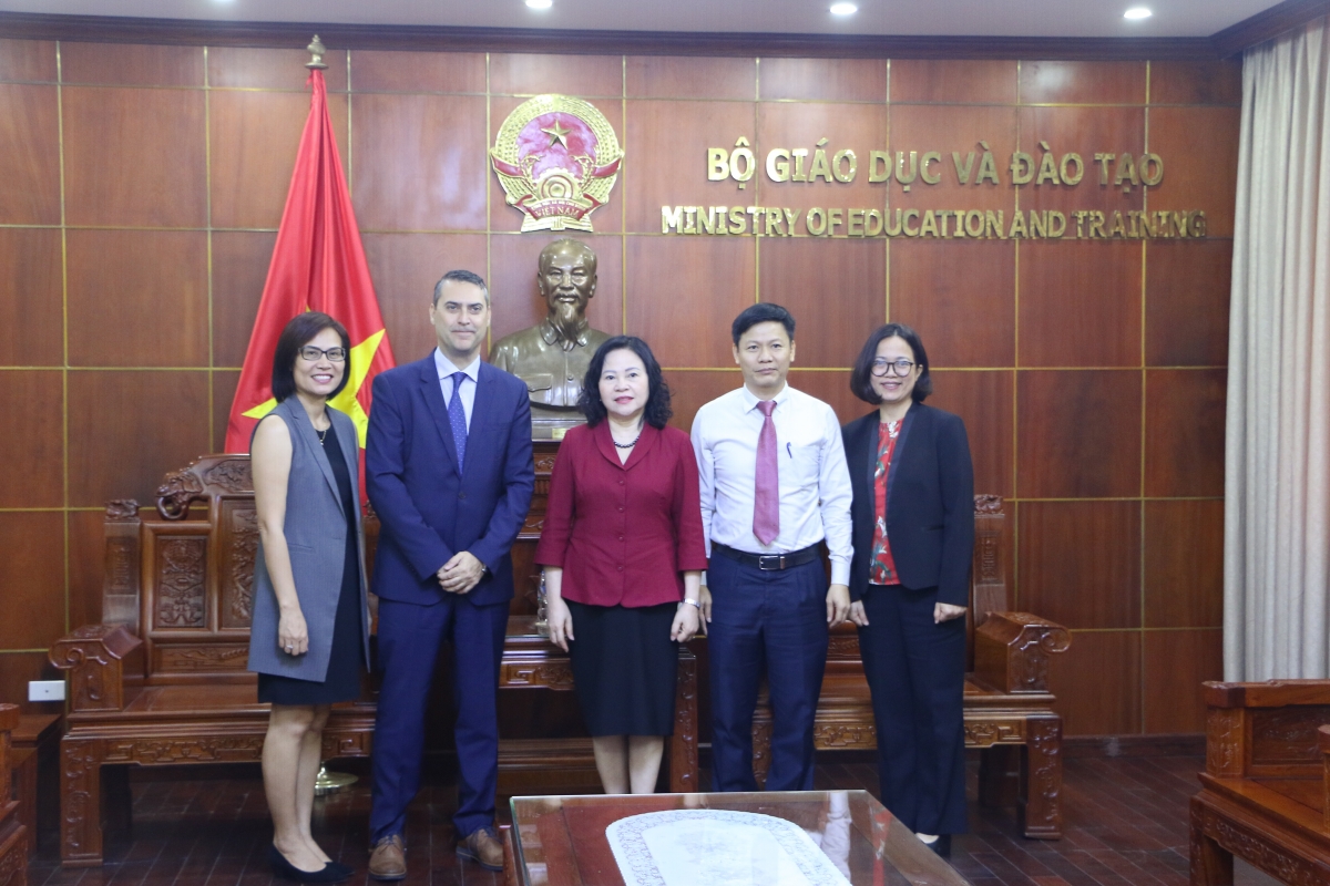                  Thứ trưởng Ngô Thị Minh (giữa) cùng đại diện Công ty TNHH Nestlé Việt Nam
 