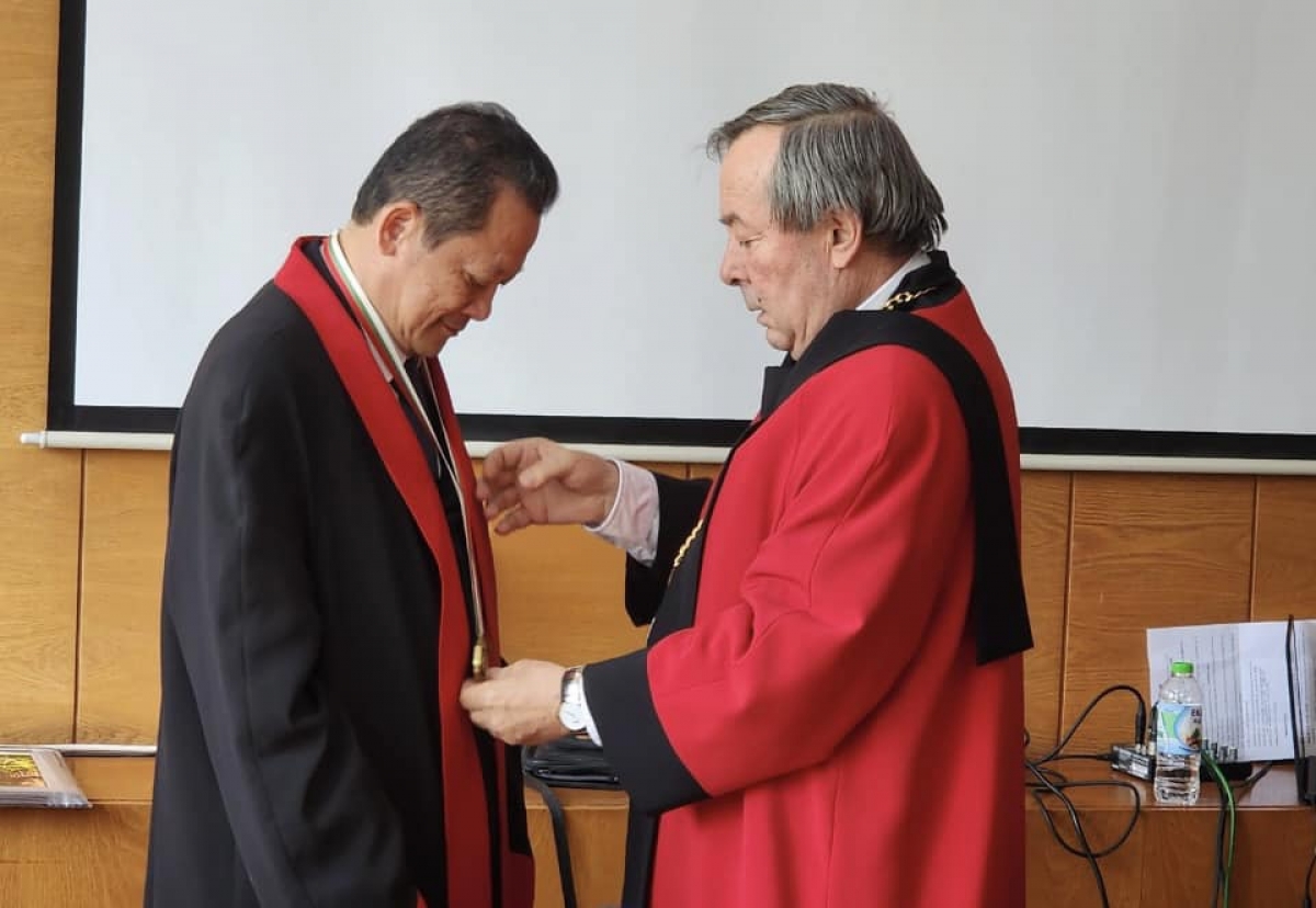 GS. Ivan Markov - Hiệu trưởng trường University of Architecture,Civil Engineering and Geodesy( UACEG) đã trao bằng Tiến sỹ danh dự cho GS.TS Phan Quang Minh