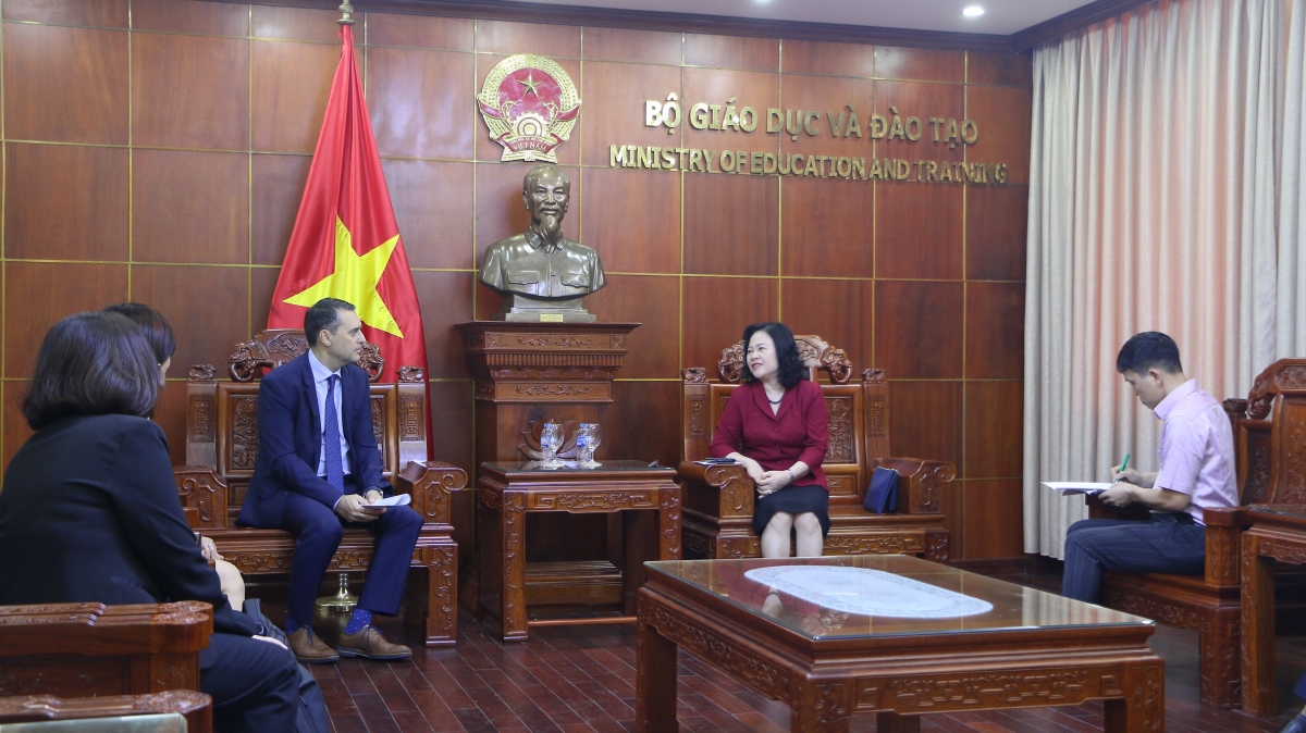 Thứ trưởng Ngô Thị Minh và ông Ioannis Dramis - Giám đốc Truyền thông và Dịch vụ tiếp thị Công ty TNHH Nestlé Việt Nam cùng đánh giá lại thành tựu hợp tác thời gian qua giữa hai đơn vị.