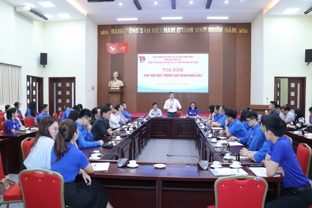 Phan Anh Sơn - Bí thư Đảng ủy Cơ quan Liên hiệp các tổ chức hữu nghị Việt Nam chia sẻ kinh nghiệm đọc sách với các bạn trẻ tại tọa đàm