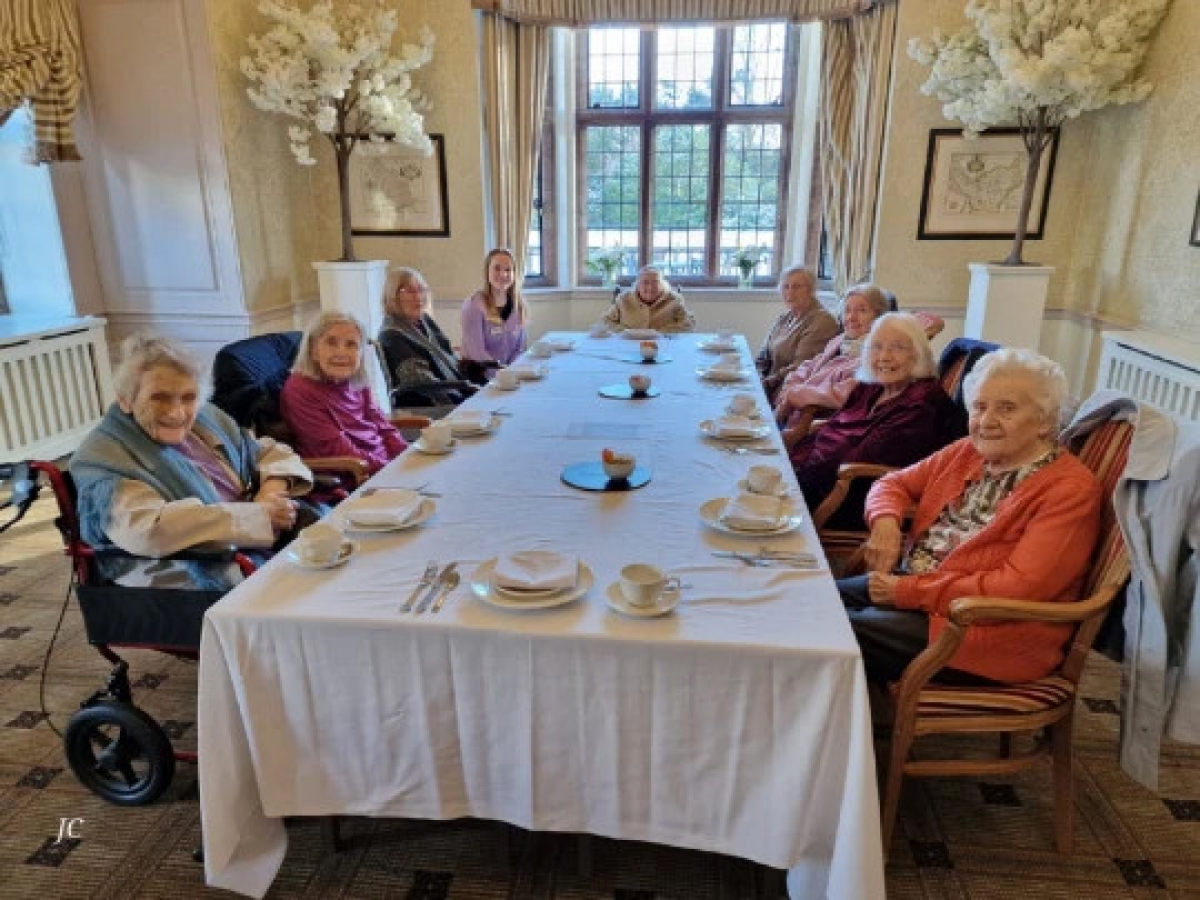 Bà Olive dành một ngày đặc biệt để thưởng thức một bữa trà chiều cùng bạn bè, người thân. (Ảnh: Deeswater Grange Care Home/SWNS)