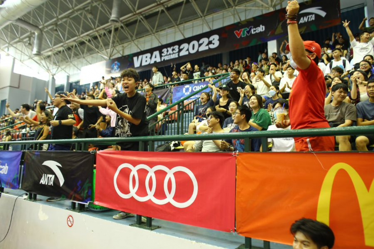 Khán giả tại Nhà thi đấu Hồ Xuân Hương (TP.HCM) ở chặng cuối VBA 3x3 Prime 2023