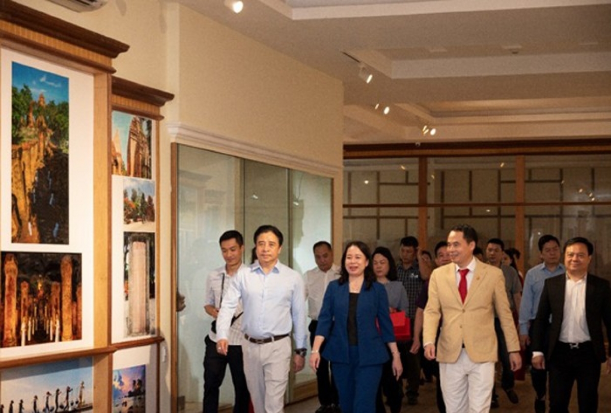 Phó Chủ tịch nước Võ Thị Ánh Xuân và đoàn công tác đến thăm bảo tàng Trầm Hương.