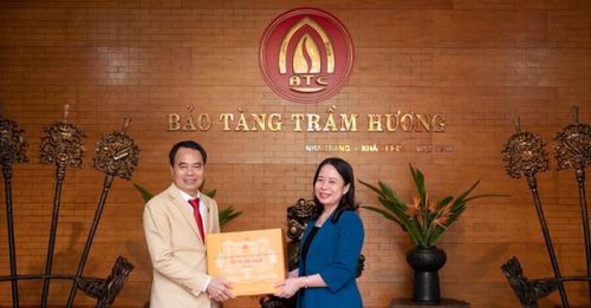 Phó chủ tịch nước Võ Thị Ánh Xuân và doanh nhân Nguyễn Văn Tưởng- Chủ tịch Công ty Trầm hương Khánh Hòa 