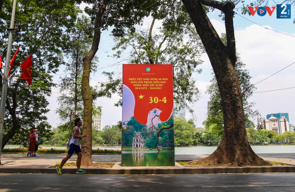 Một tấm áp phích khổ lớn với khẩu hiệu “Nhiệt liệt chào mừng 48 năm Ngày Giải phóng miền Nam, thống nhất đất nước"  được dựng lên tại khu vực Hồ Hoàn Kiếm.