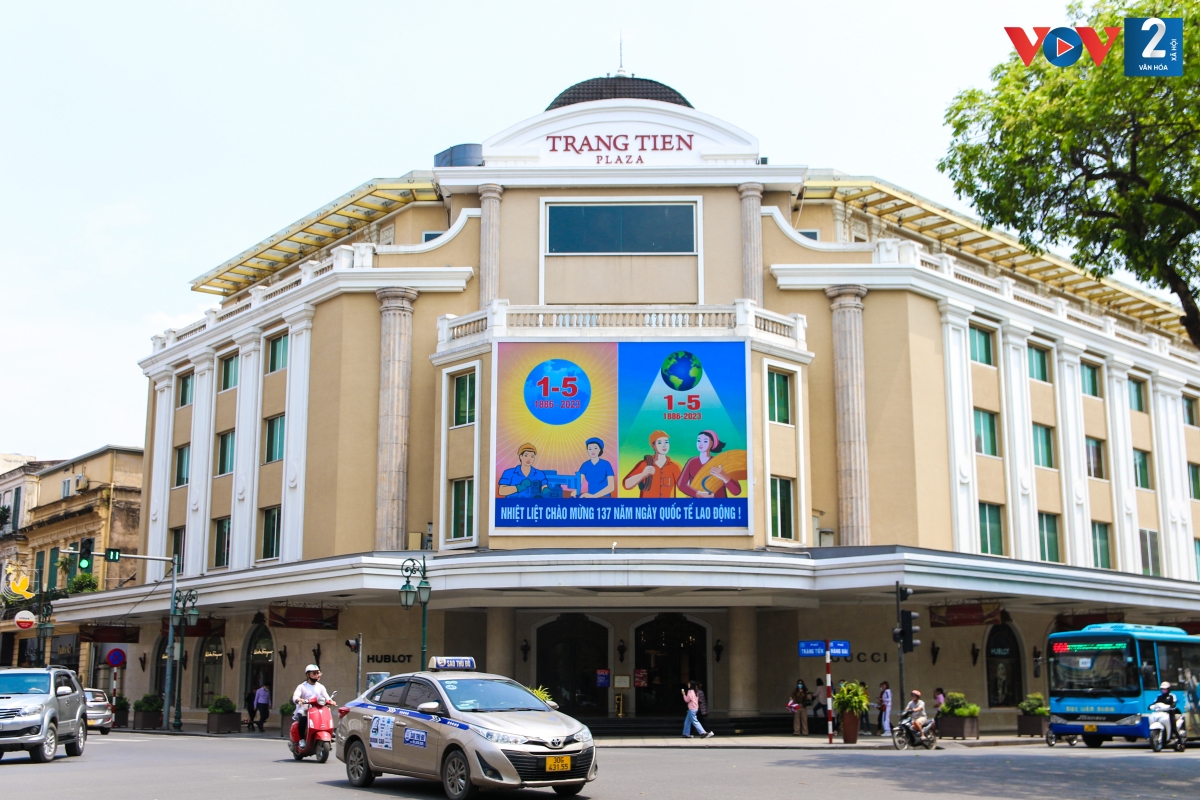 Màn hình led trước Trung tâm thương mại Tràng Tiền (quận Hoàn Kiếm) trình chiếu các hình ảnh chào mừng kỷ niệm 30/4, 1/5.