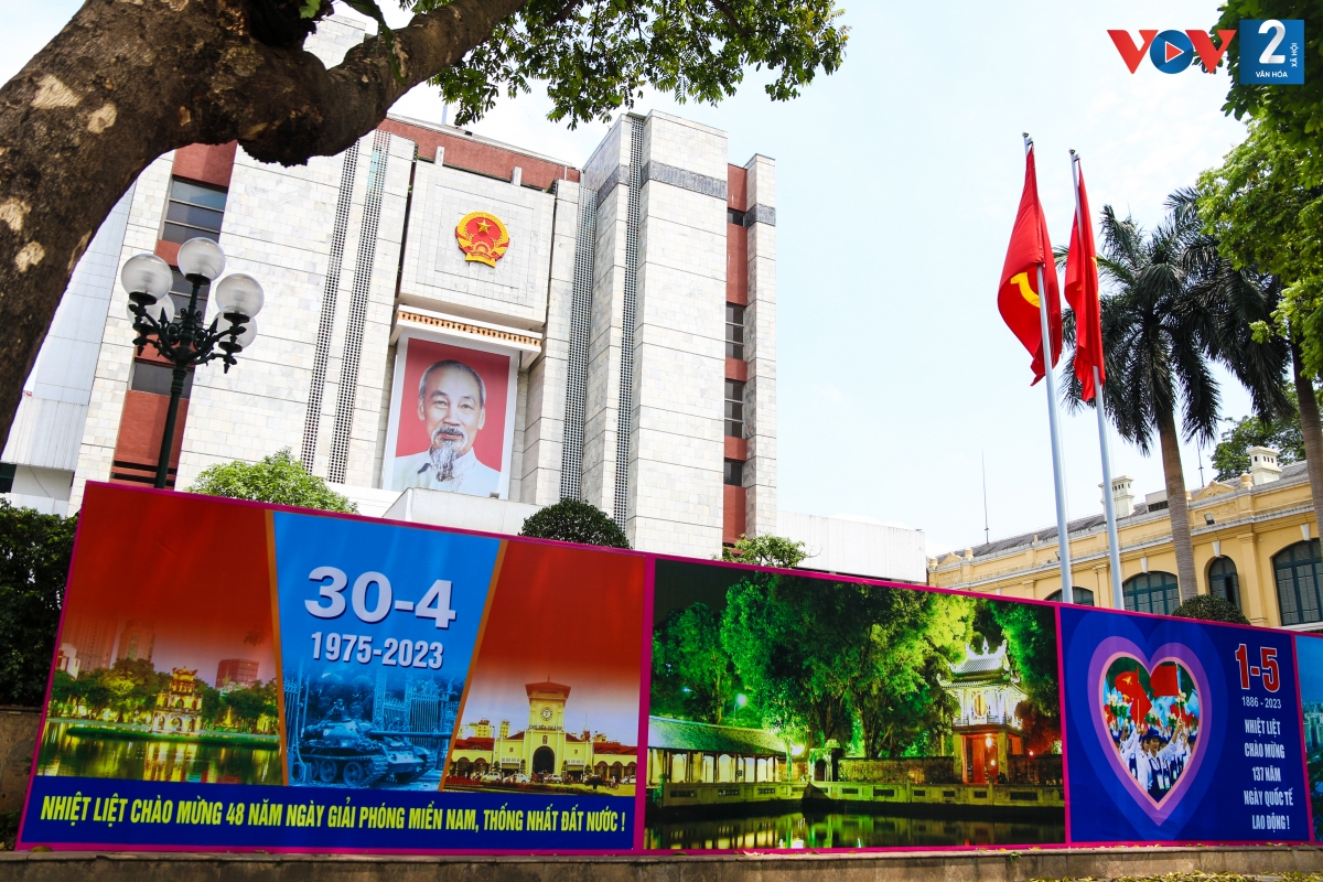 Banner chào mừng tại UBND TP. Hà Nội.