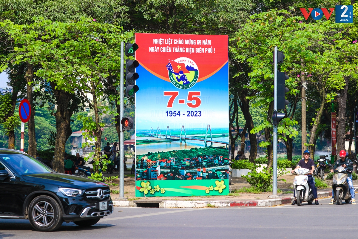 Phố Nguyễn Du, một tấm áp phích cỡ lớn cũng được dựng lên với khẩu hiệu “Nhiệt liệt chào mừng 69 năm Chiến thắng Điện Biên Phủ 7/5 (1954 -2023)”