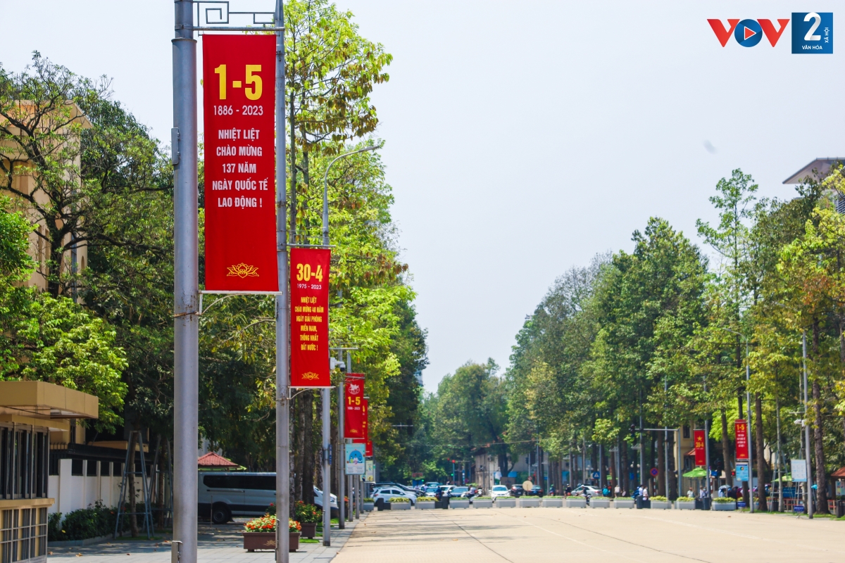 Hàng loạt băng rôn với sắc đỏ rực rỡ, treo dọc các tuyến đường chính và khu vực trung tâm để kỷ niệm Ngày giải phóng miền Nam, thống nhất đất nước và Ngày Quốc tế lao động.