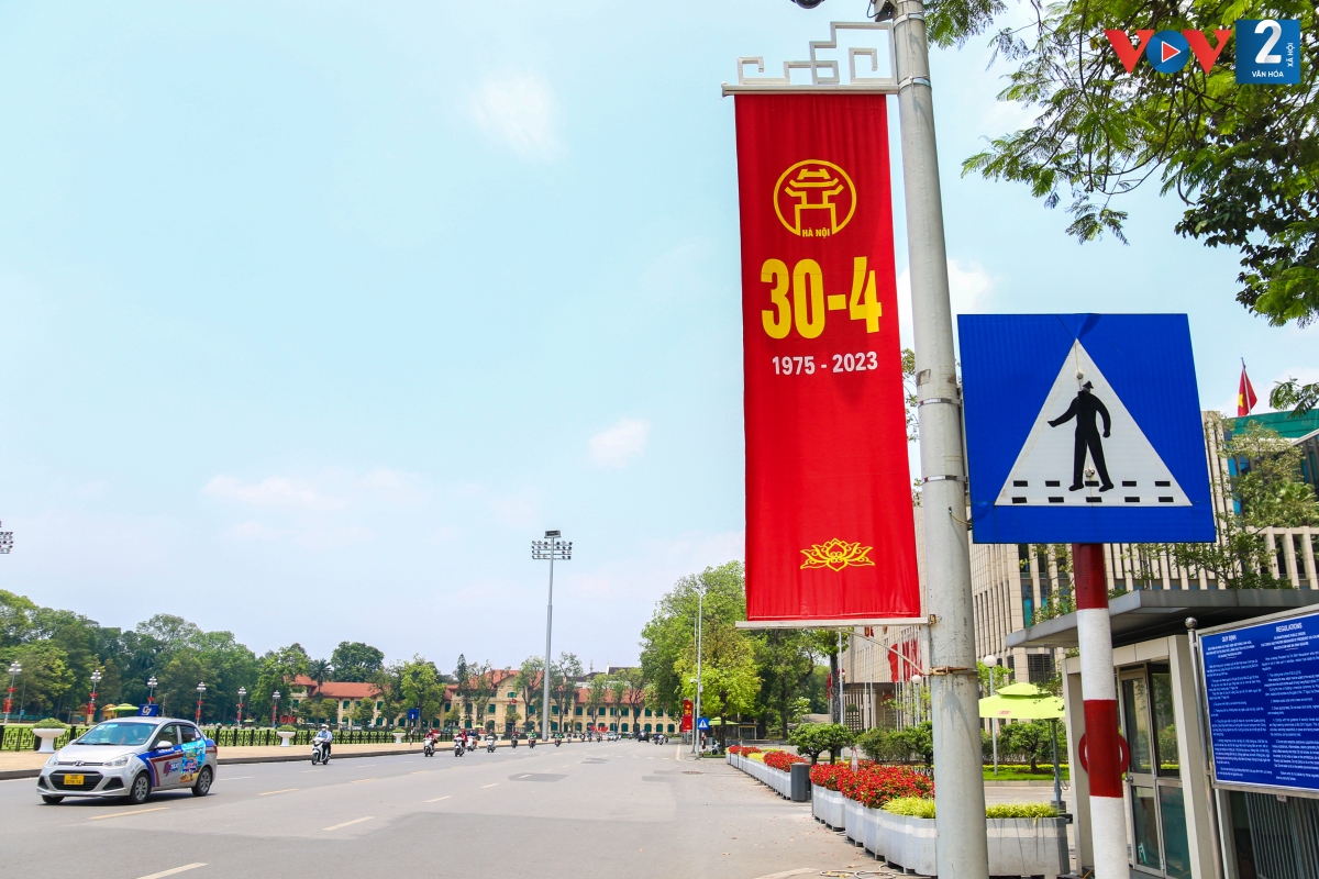 Băng rôn chào mừng 48 năm ngày Giải phóng miền Nam 30/4 treo khắp các tuyến phố ở Hà Nội