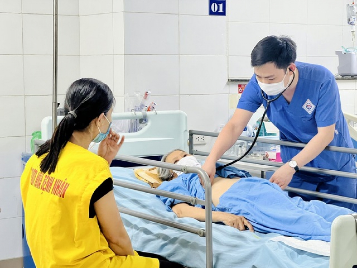 Bác sỹ khám lại cho bệnh nhân S. trước khi xuất viện 