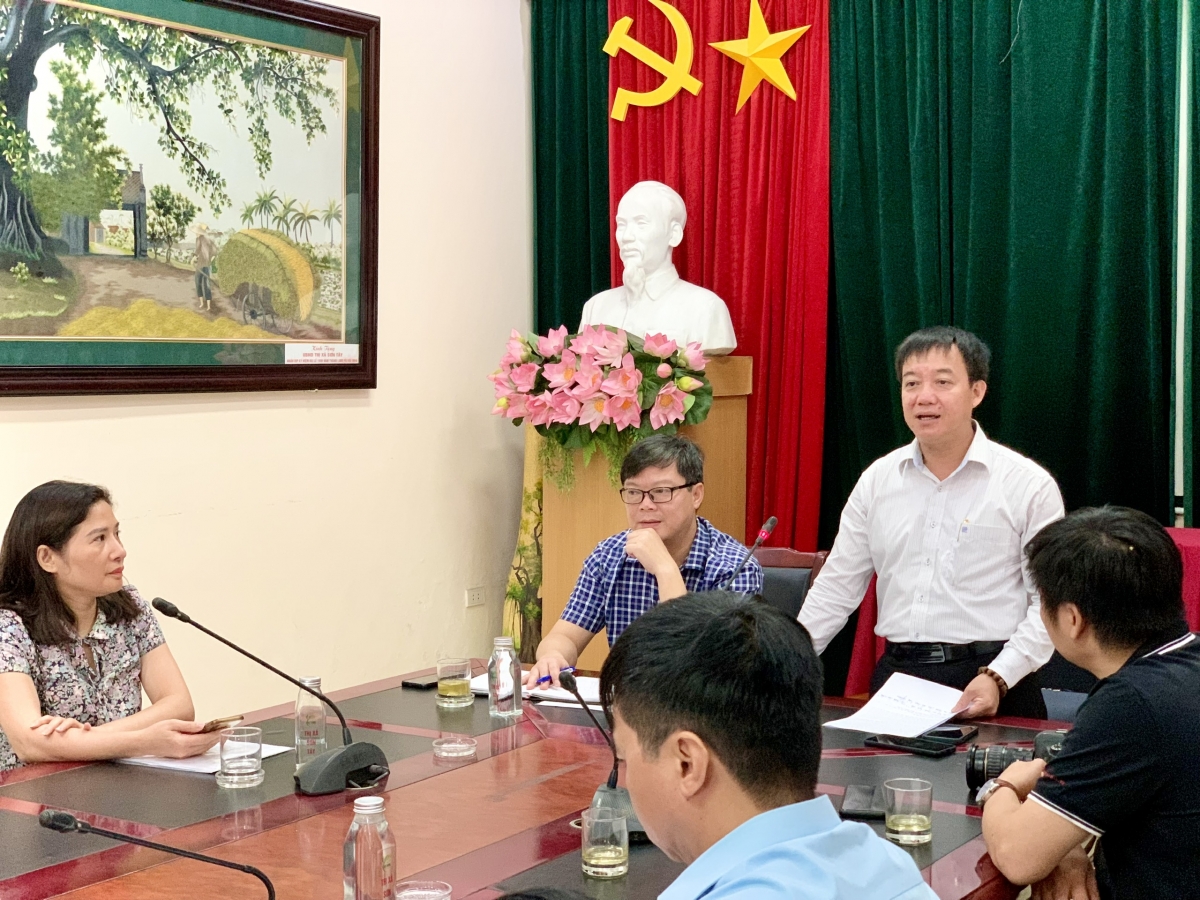 Ông Lê Đại Thăng, Phó Chủ tịch UBND thị xã Sơn Tây phát biểu tại họp báo