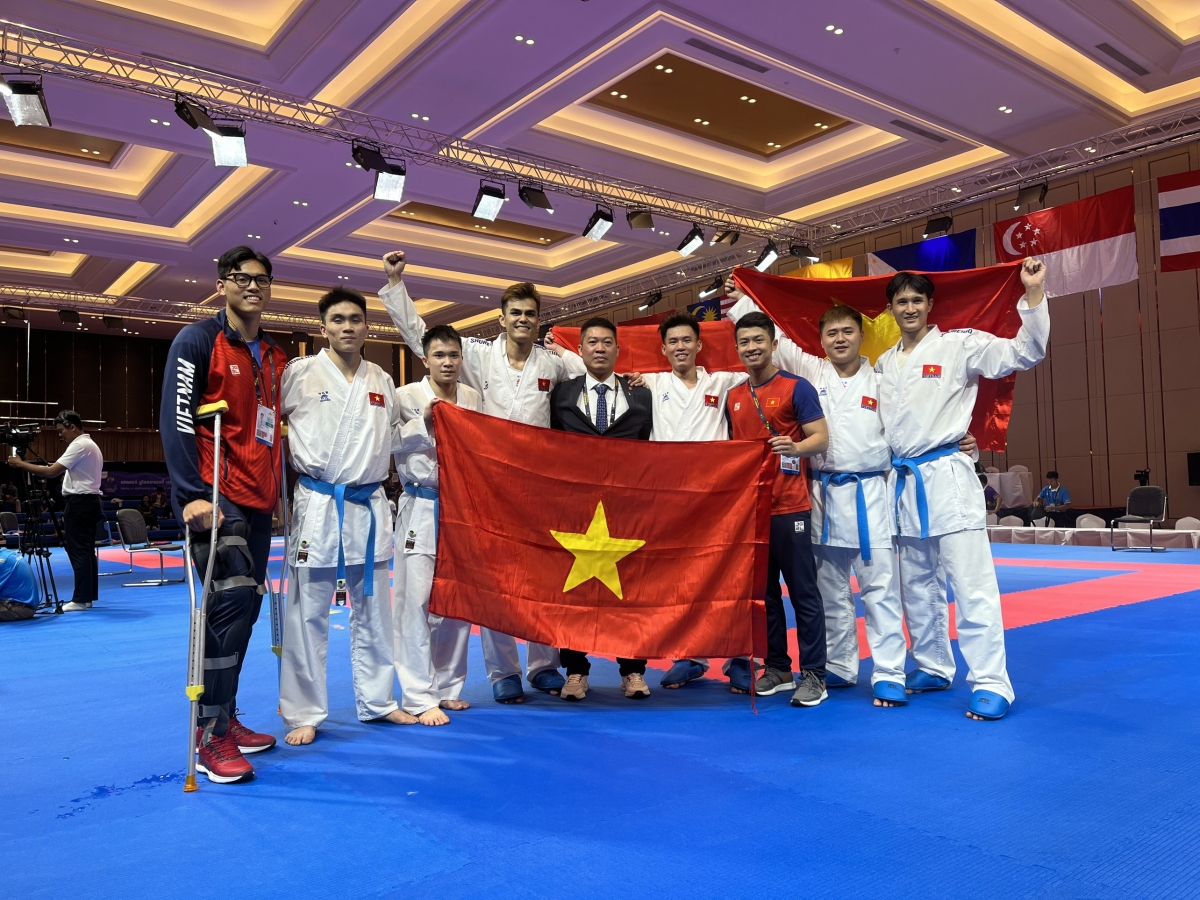 Tuyển nam Kumite Việt Nam khép lại kỳ SEA Games 32 bằng tấm HCV đồng đội, giúp tuyển Karate Việt Nam vượt gấp đôi chỉ tiêu đề ra trước Đại hội.