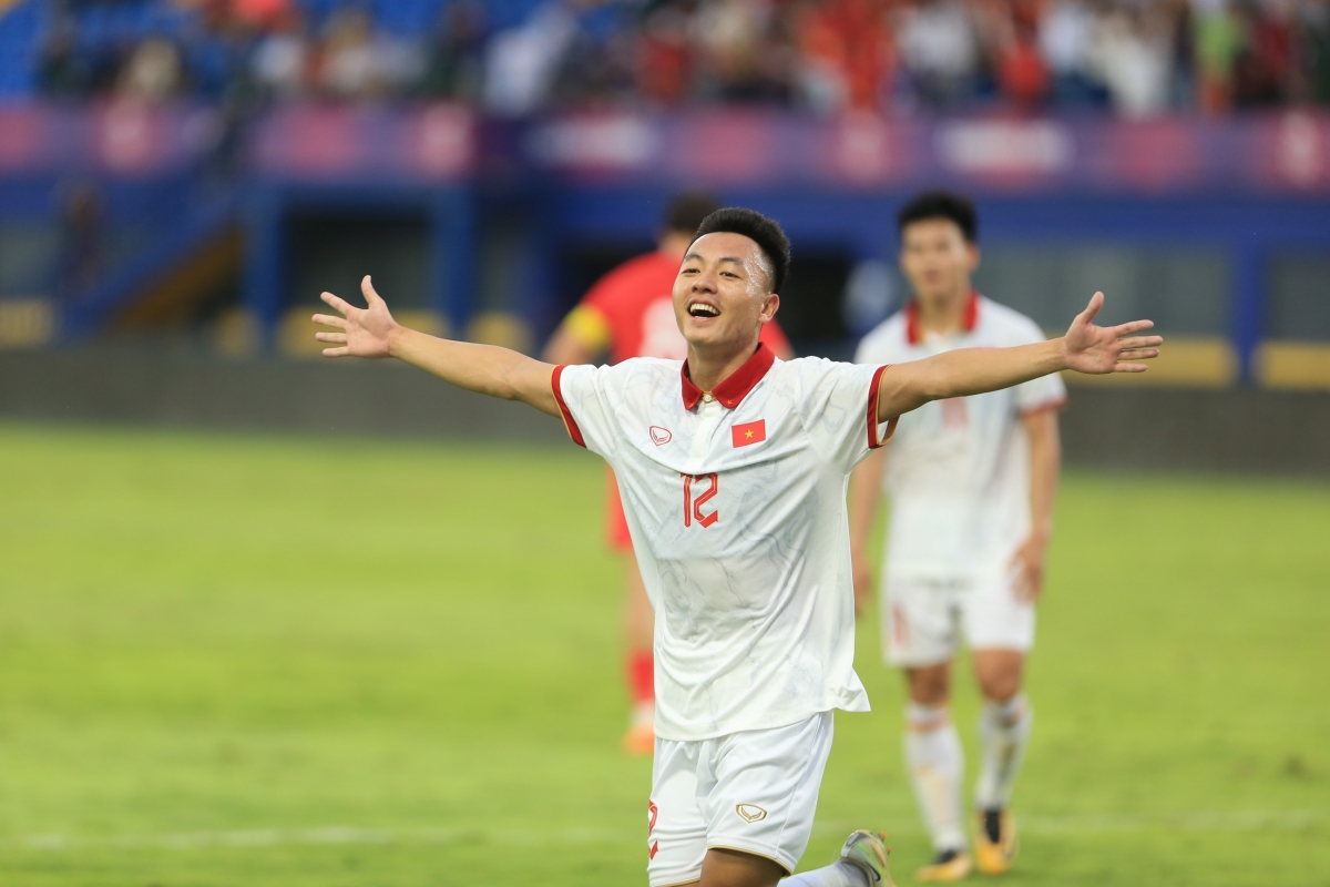 Thái Sơn đem về lợi thế dẫn 2-0 cho U22 Việt Nam trước đối thủ Singapore