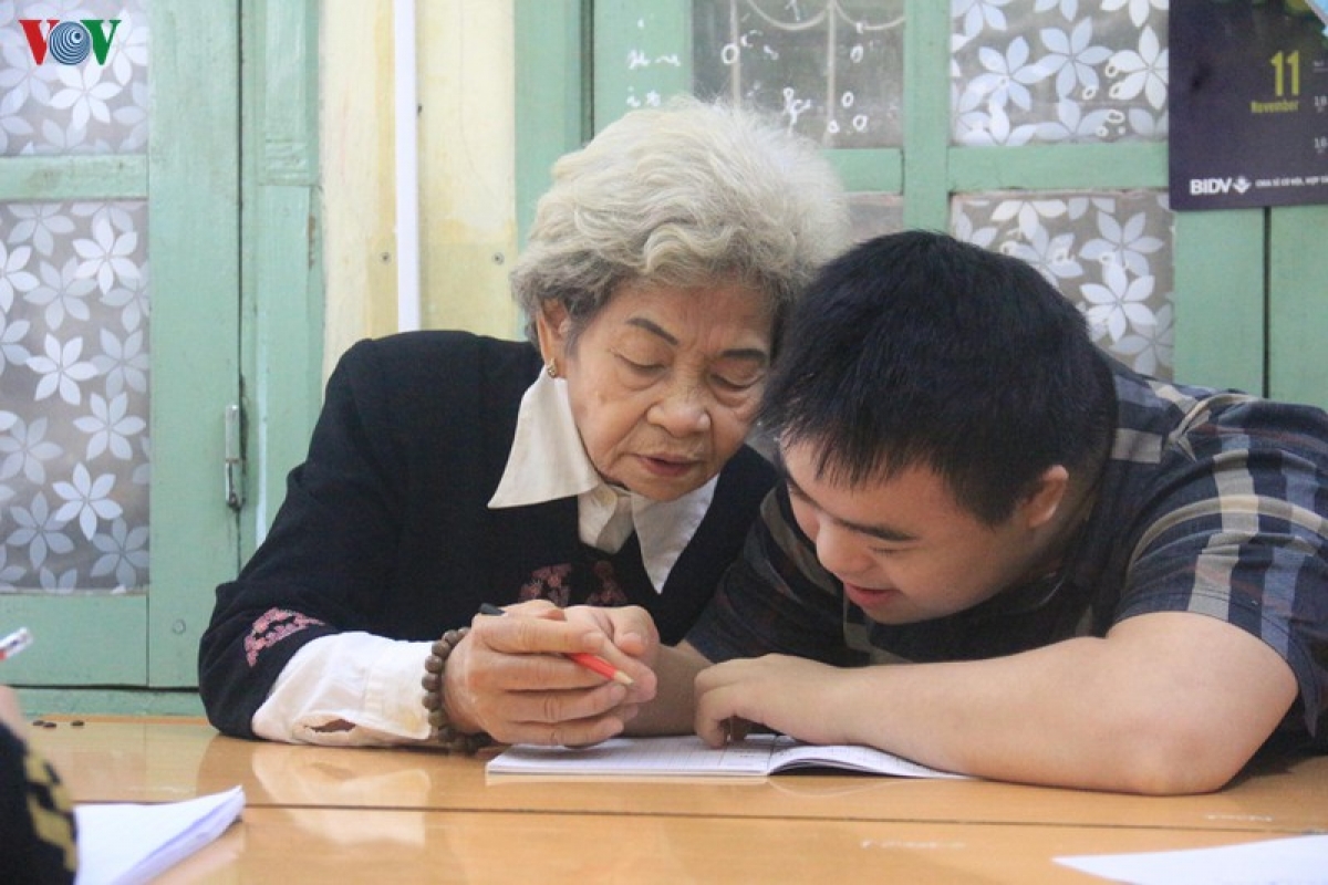 Bà Minh Hương, Giám đốc Trung tâm Phúc Tuệ chụp ảnh cùng trẻ tự kỷ