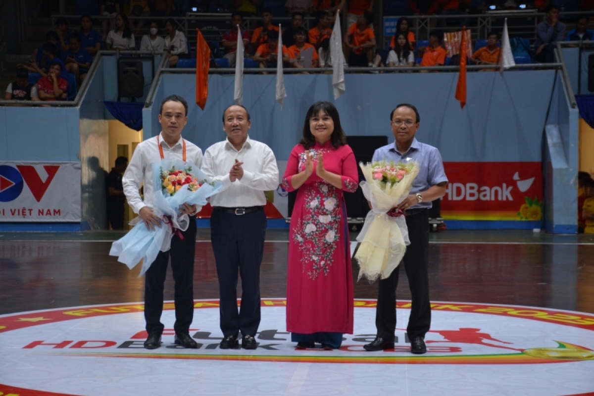 Ông Trần Minh Hùng, Phó Tổng Giám đốc Đài TNVN và bà H'Yim Kđoh, Phó Chủ tịch UBND tỉnh Đắk Lắk tặng hoa cho Ban tổ chức