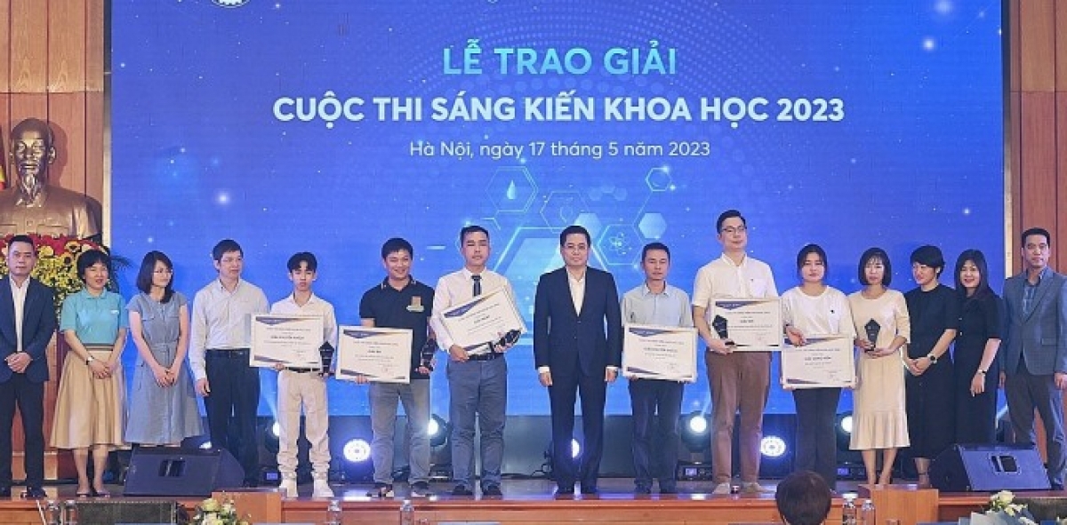 Thứ trưởng Khoa học và Công nghệ Nguyễn Hoàng Giang (giữa) cùng các tác giả được giải 