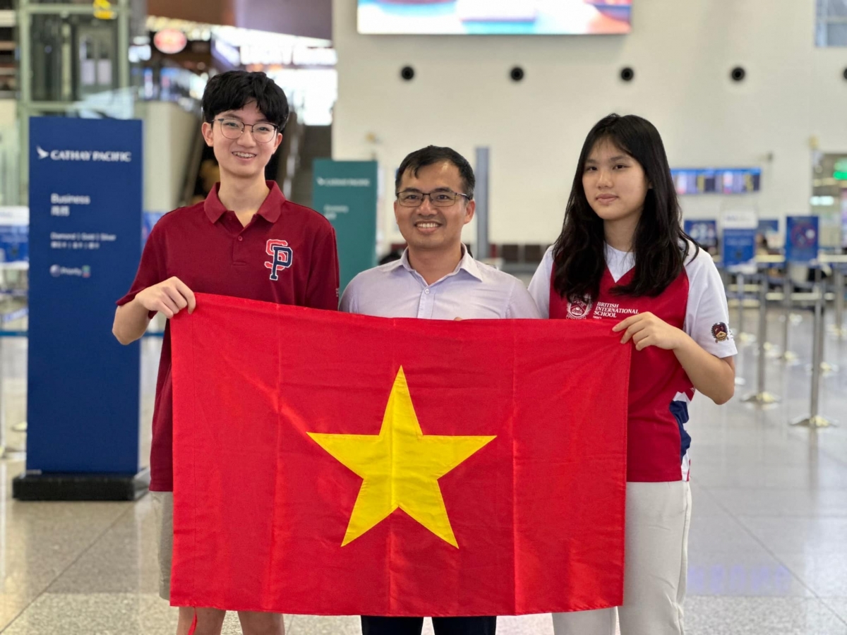 Thầy Đặng Minh Tuấn và 2 em học sinh Việt Nam tham dự IPO 2023 Triết học 