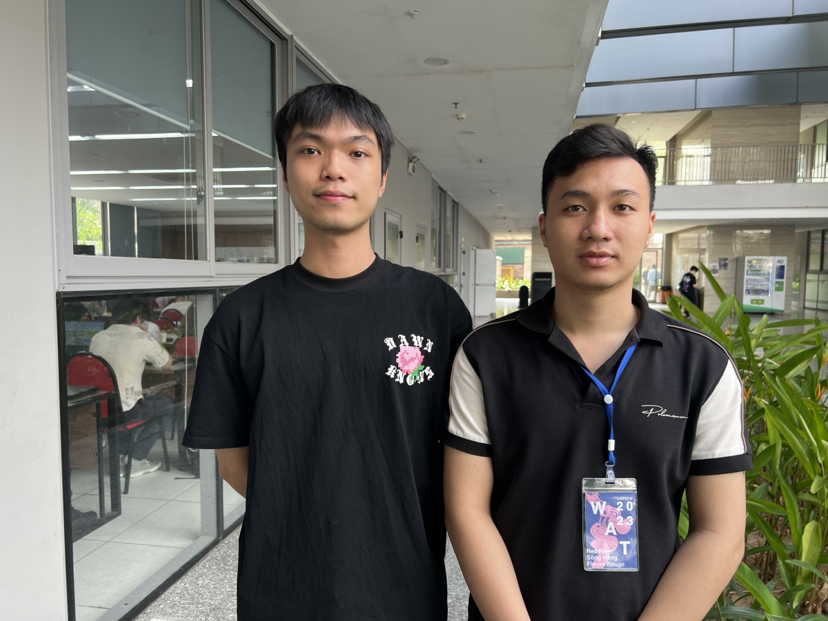 Đinh Văn Phú, sinh viên năm 4 Đại học Kiến Trúc Hà Nội (bên phải)