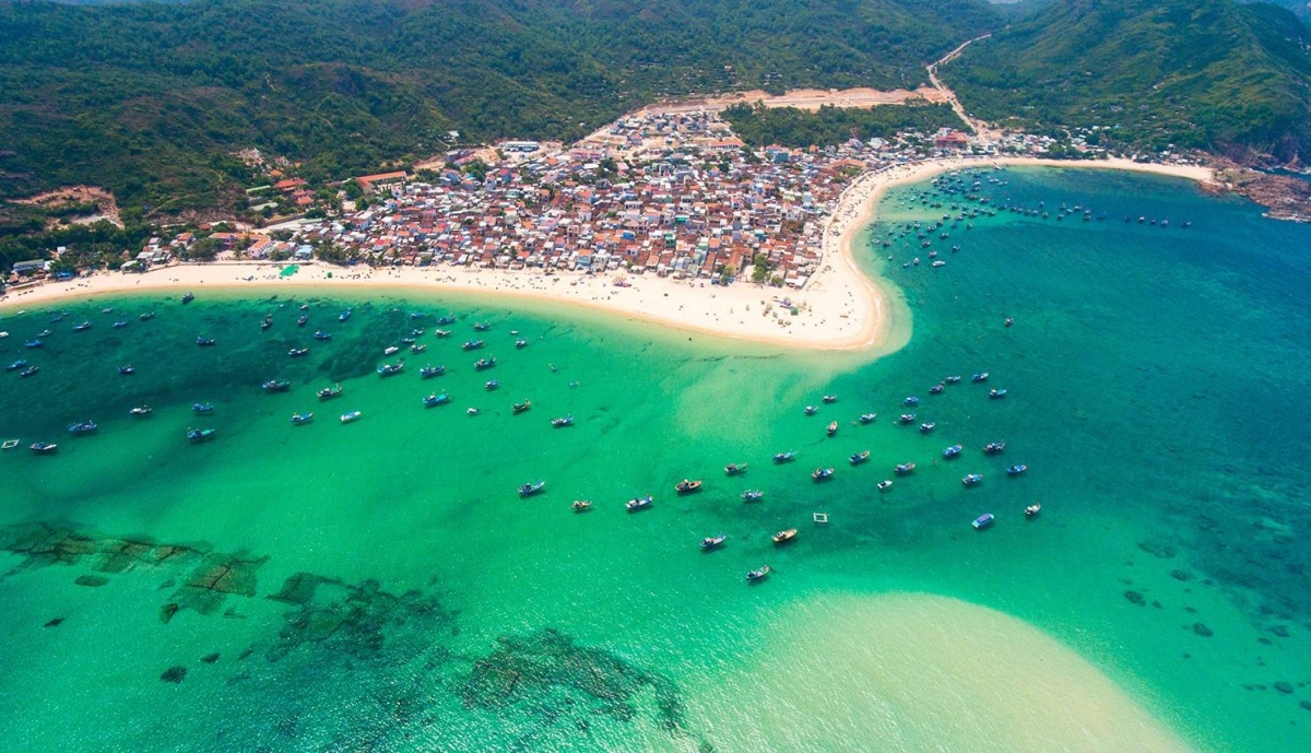 Bãi biển Quy Nhơn ở ngay trung tâm thành phố là một "đặc sản” biển của Bình Định nói riêng và các tỉnh Nam Trung Bộ nói chung
