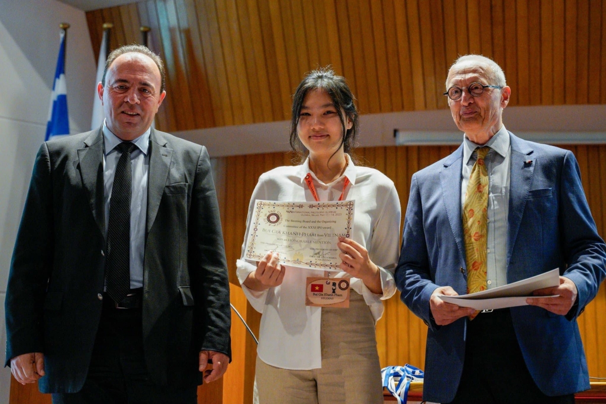 Phạm Bùi Gia Khanh sinh năm 2008, học sinh trường British International School HaNoi  nhận chứng nhận của Ban tổ chức cuộc thi 