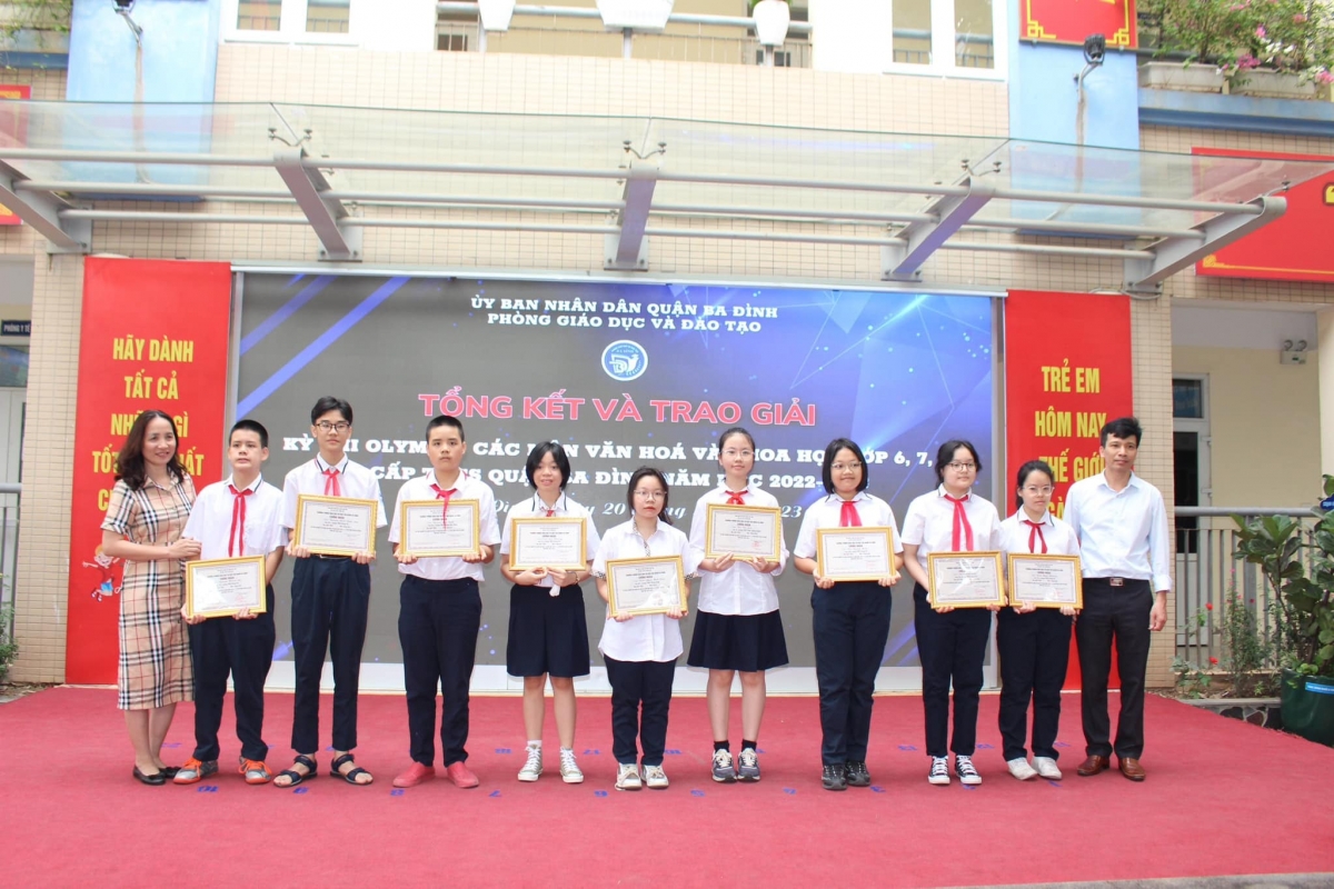 Lãnh đạo Phòng GD-ĐT quận Ba Đình trao giấy chứng nhận cho các em học sinh giỏi đạt giải nhất trong cuộc thi Olympic các môn văn hóa và khoa học lớp 6,7,8 cấp THCS năm học 2022 -2023.