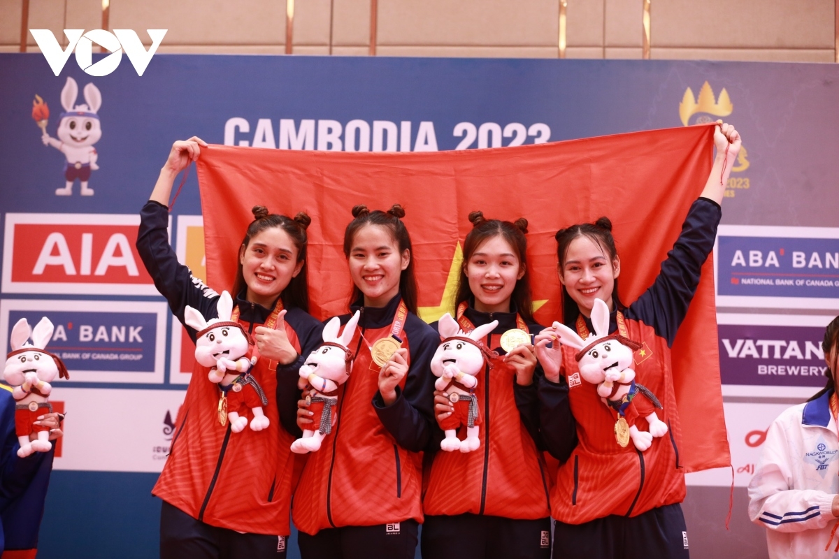 4 cô gái giành HCV nội dung đồng đội nữ kiếm chém gồm Bùi Thu Hà, Phạm Hoài Thu, Bùi Khánh Linh và Lê Minh Hằng