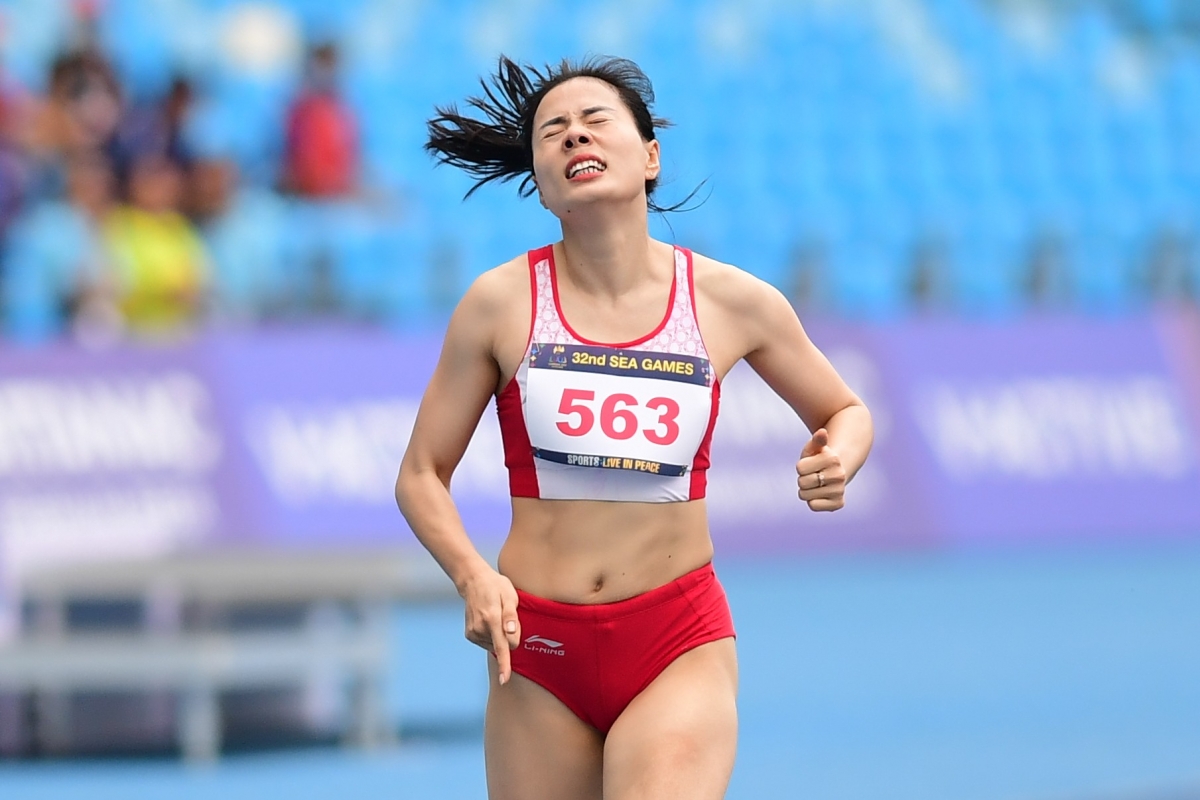 Nguyễn Thị Huyền bức xúc khi bị BTC xếp thi đấu ở làn dành cho VĐV không đăng ký thành tích hoặc thành tích chưa cao, trong khi bản thân cô đang làm ĐKVĐ SEA Games ở cự ly 400m.