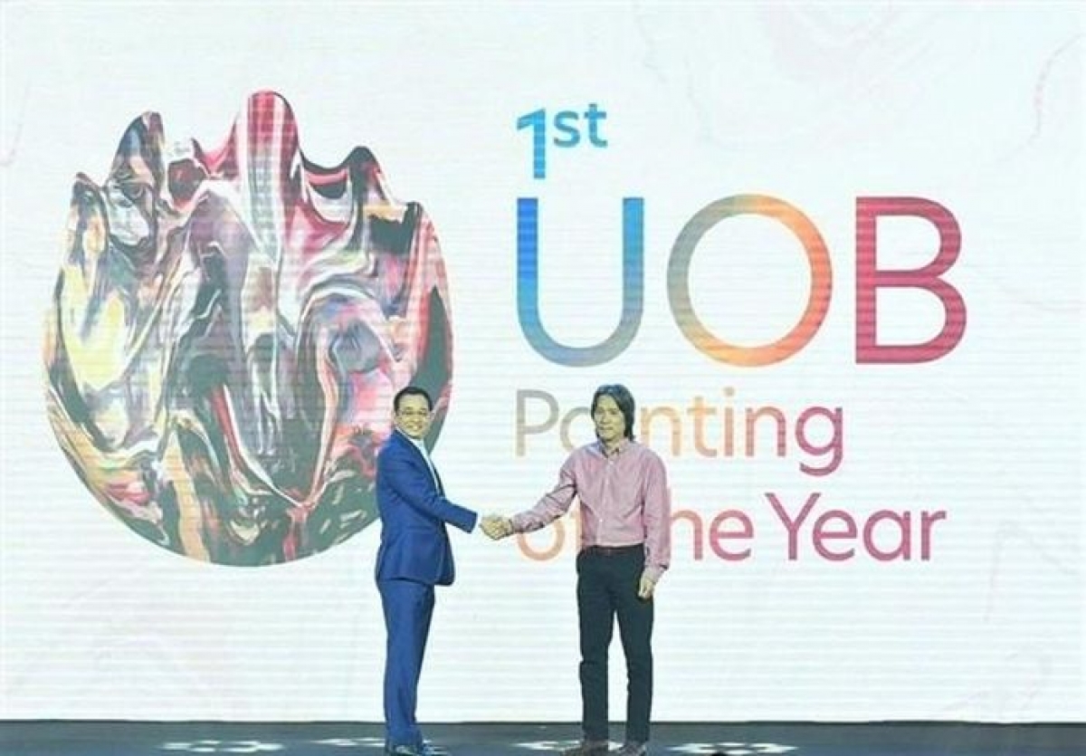 Ông Victor Ngo – Tổng Giám đốc Ngân hàng UOB Việt Nam và ông Ngô Tuấn Phong – Phó Cục trưởng Cục Mỹ thuật, Nhiếp ảnh và Triển lãm tiến hành nghi thức công bố cuộc thi