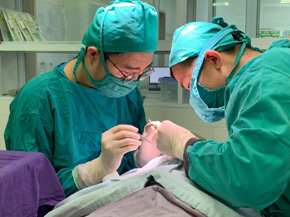 Các bác sĩ BV Sản nhi Quảng Ninh đang can thiệp dính lưỡi cho bệnh nhi