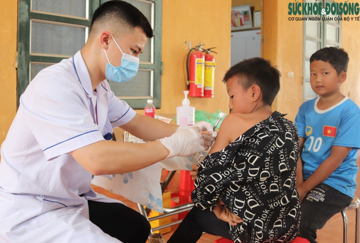 Tỉnh Điện Biên đang thực hiện chiến dịch tiêm vaccine phòng bạch hầu tại xã Pu Nhi. Ảnh: Xuân Bảy.