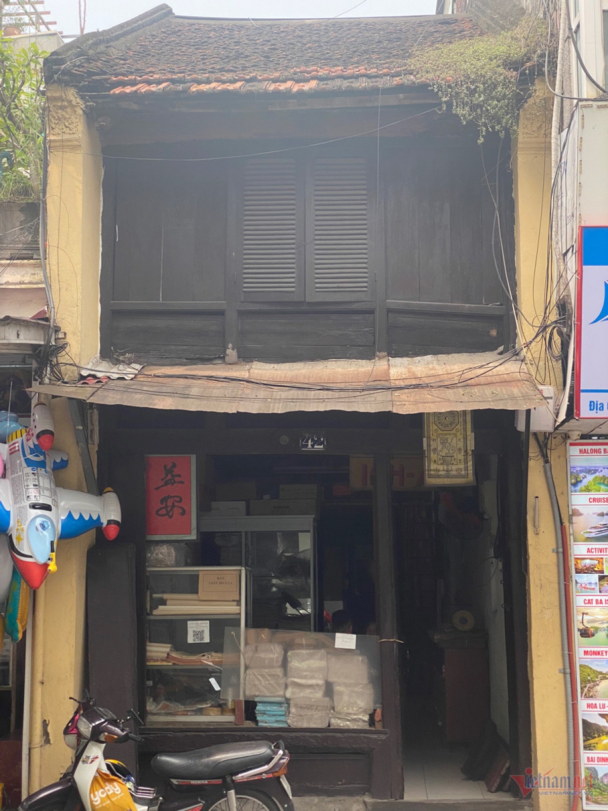 Căn nhà số 42 Hàng Cân chính là cửa hàng bán giấy dó còn sót lại trên phố cổ Hà Nội.