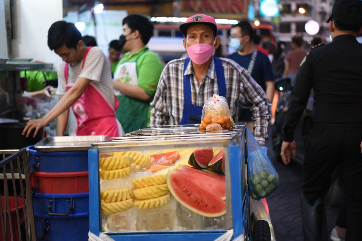 Những xe hàng lưu động bán các loại nước ép trái cây nhiệt đới là hình ảnh thường thấy tại phố Chinatown Bangkok