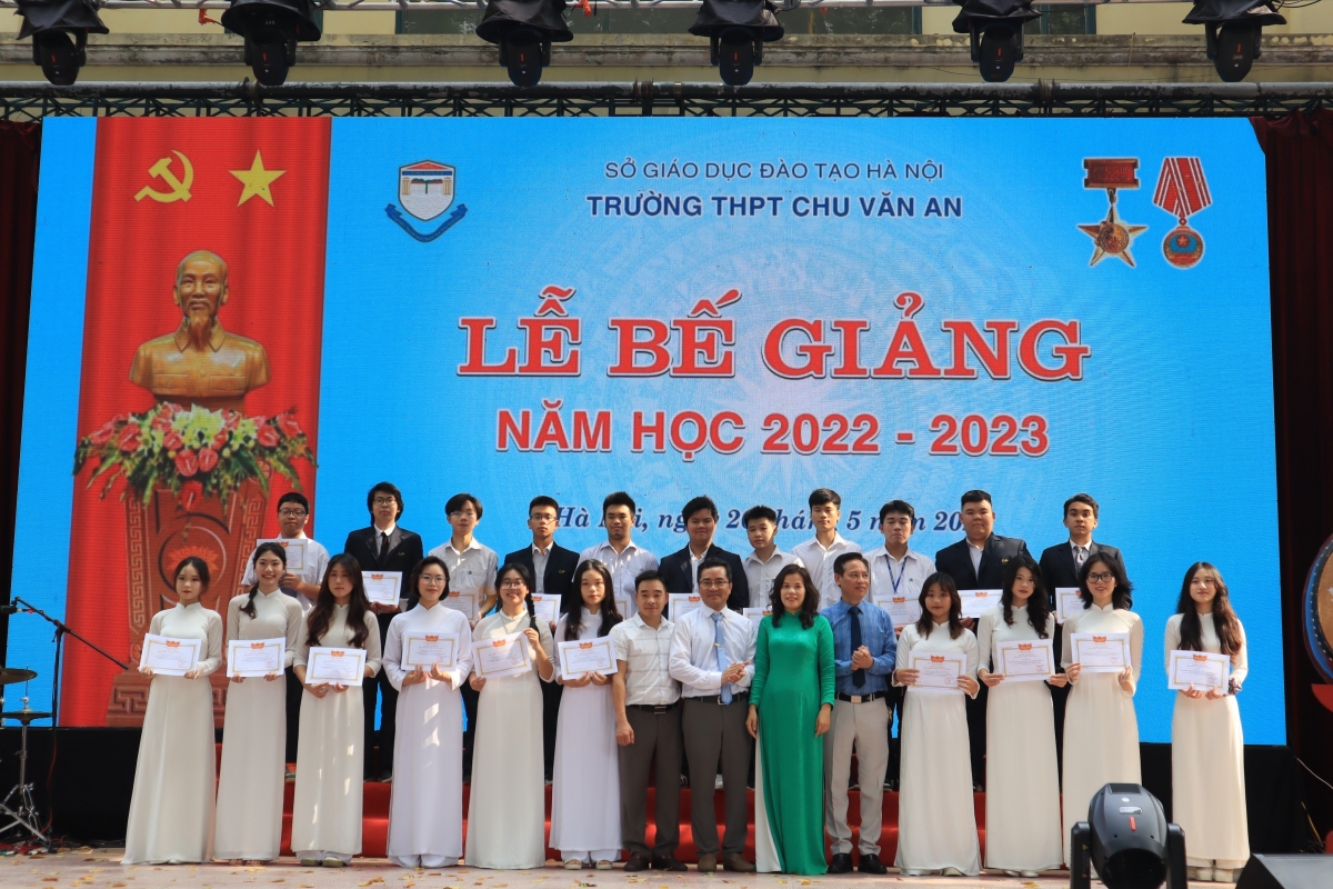 Ban giám hiệu trường THPT Chu Văn An trao giấy khen cho những học sinh đạt thành tích xuất sắc trong năm học 2022-2023 
 