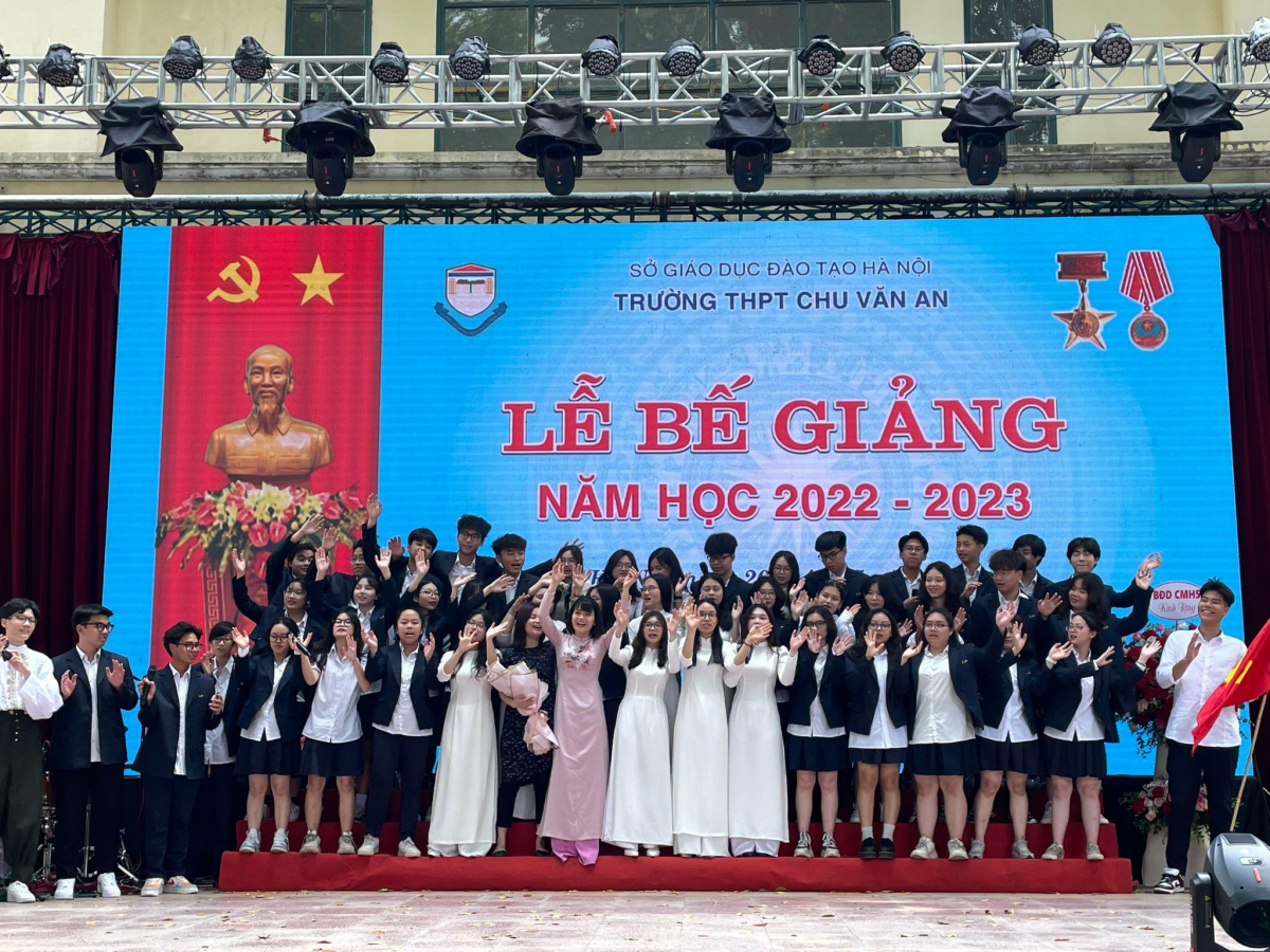 Cô trò trường THPT Chu Văn An tưng bừng chia tay năm học 2022-2023 với nhiều thành tích đáng nhớ 